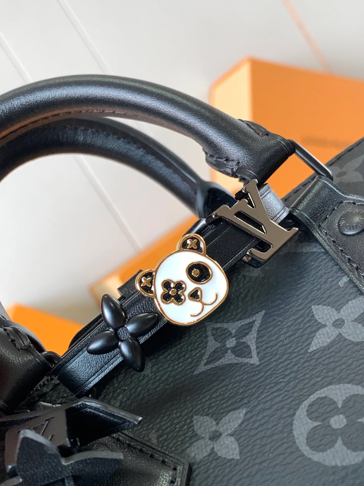 💰1060 top original order, transcoding chip 2024 Chinese Valentine's Day limited speedy18, to meet daily needs, it is equipped with exquisite and compact accessories that can be worn in a variety of ways, plus a detachable chain strap to achieve a comfortable shoulder-carrying experience. M24606 black flower M46970 old flower M24605 green leather, M24598 purple leather M24474 white flower, M24605 blue leather Size: 18.0x12.5x11.0 (length x height x width)