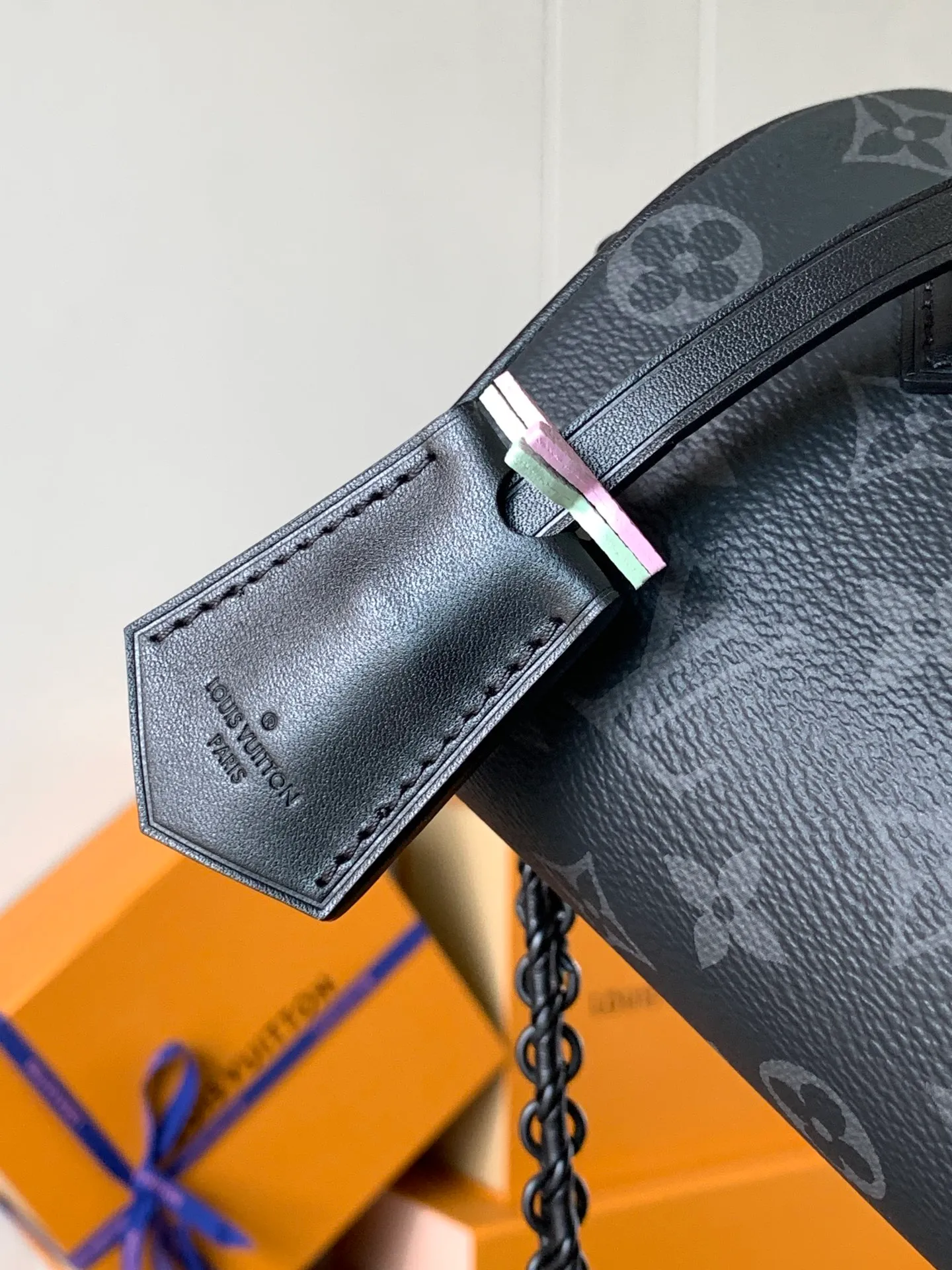 💰1060 top original order, transcoding chip 2024 Chinese Valentine's Day limited speedy18, to meet daily needs, it is equipped with exquisite and compact accessories that can be worn in a variety of ways, plus a detachable chain strap to achieve a comfortable shoulder-carrying experience. M24606 black flower M46970 old flower M24605 green leather, M24598 purple leather M24474 white flower, M24605 blue leather Size: 18.0x12.5x11.0 (length x height x width)