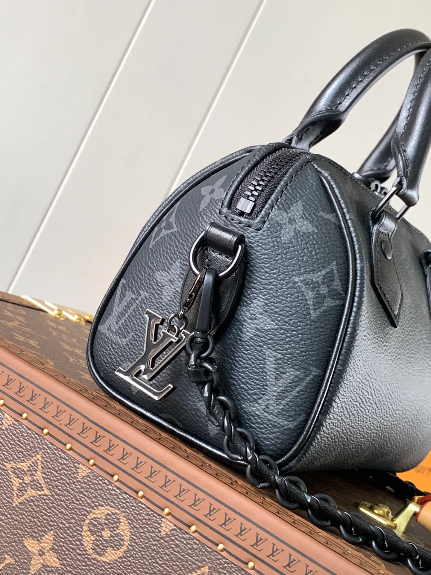 💰1060 top original order, transcoding chip 2024 Chinese Valentine's Day limited speedy18, to meet daily needs, it is equipped with exquisite and compact accessories that can be worn in a variety of ways, plus a detachable chain strap to achieve a comfortable shoulder-carrying experience. M24606 black flower M46970 old flower M24605 green leather, M24598 purple leather M24474 white flower, M24605 blue leather Size: 18.0x12.5x11.0 (length x height x width)