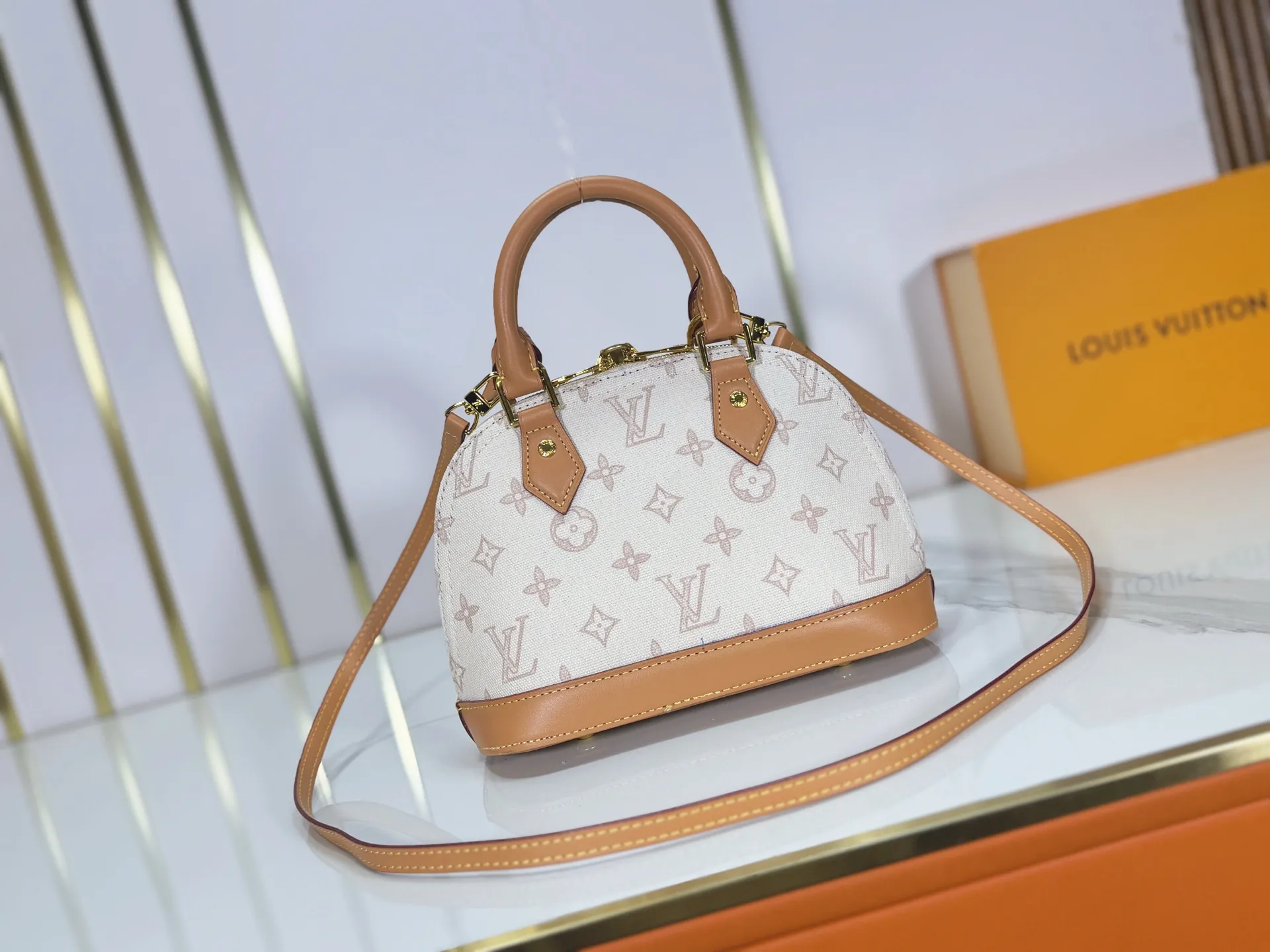 P280 upgraded original M28272 M27526 M28105 M26084 M27812 M28032 M53152 To celebrate the 130th anniversary of the birth of Louis Vuitton’s Monogram pattern, this Alma BB handbag reinterprets classic elements from a retro perspective. Monogram Origine Bleu Courrier patterned canvas evokes archive designs, with smooth calfskin trim and a striped fabric lining. The iconic padlock and Anniversary address plate enrich the details. Dimensions: 23.5 x 17.5 x 11.5 (cm) ((Length x Height x Width)