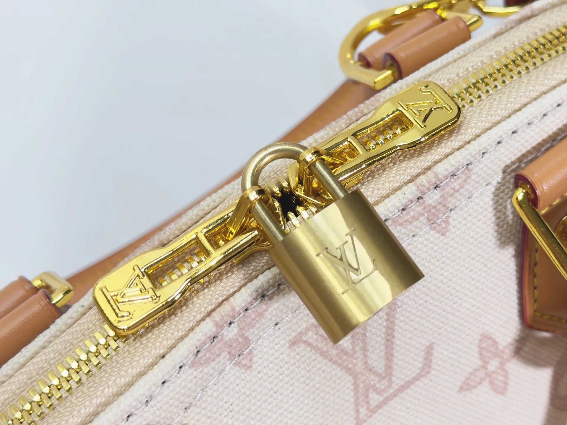 P280 upgraded original M28272 M27526 M28105 M26084 M27812 M28032 M53152 To celebrate the 130th anniversary of the birth of Louis Vuitton’s Monogram pattern, this Alma BB handbag reinterprets classic elements from a retro perspective. Monogram Origine Bleu Courrier patterned canvas evokes archive designs, with smooth calfskin trim and a striped fabric lining. The iconic padlock and Anniversary address plate enrich the details. Dimensions: 23.5 x 17.5 x 11.5 (cm) ((Length x Height x Width)