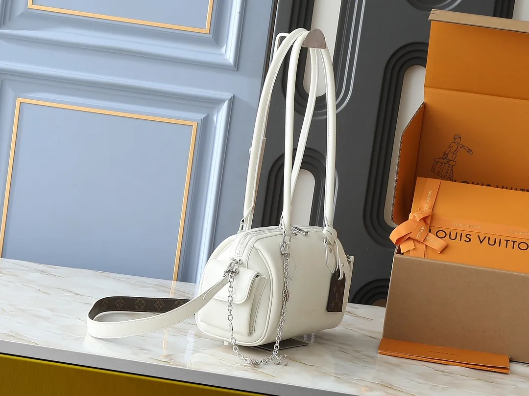 💰300💰Upgraded from the original M12934 M12965. This Speedy Cargo handbag is from the LV Vibe series, renewing the classic design of the 1930s with avant-garde touches. The glossy sheepskin body is embellished with a Monogram address plate, paying tribute to the brand's long trunk-making heritage. Plenty of space to easily store your daily needs, and the detachable leather shoulder strap allows for a variety of carrying methods. Dimensions: 28 x 17 x 12 cm (LxHxW)