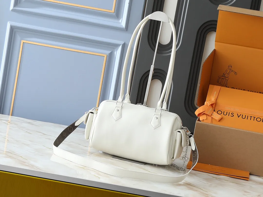 💰300💰Upgraded from the original M12934 M12965. This Speedy Cargo handbag is from the LV Vibe series, renewing the classic design of the 1930s with avant-garde touches. The glossy sheepskin body is embellished with a Monogram address plate, paying tribute to the brand's long trunk-making heritage. Plenty of space to easily store your daily needs, and the detachable leather shoulder strap allows for a variety of carrying methods. Dimensions: 28 x 17 x 12 cm (LxHxW)