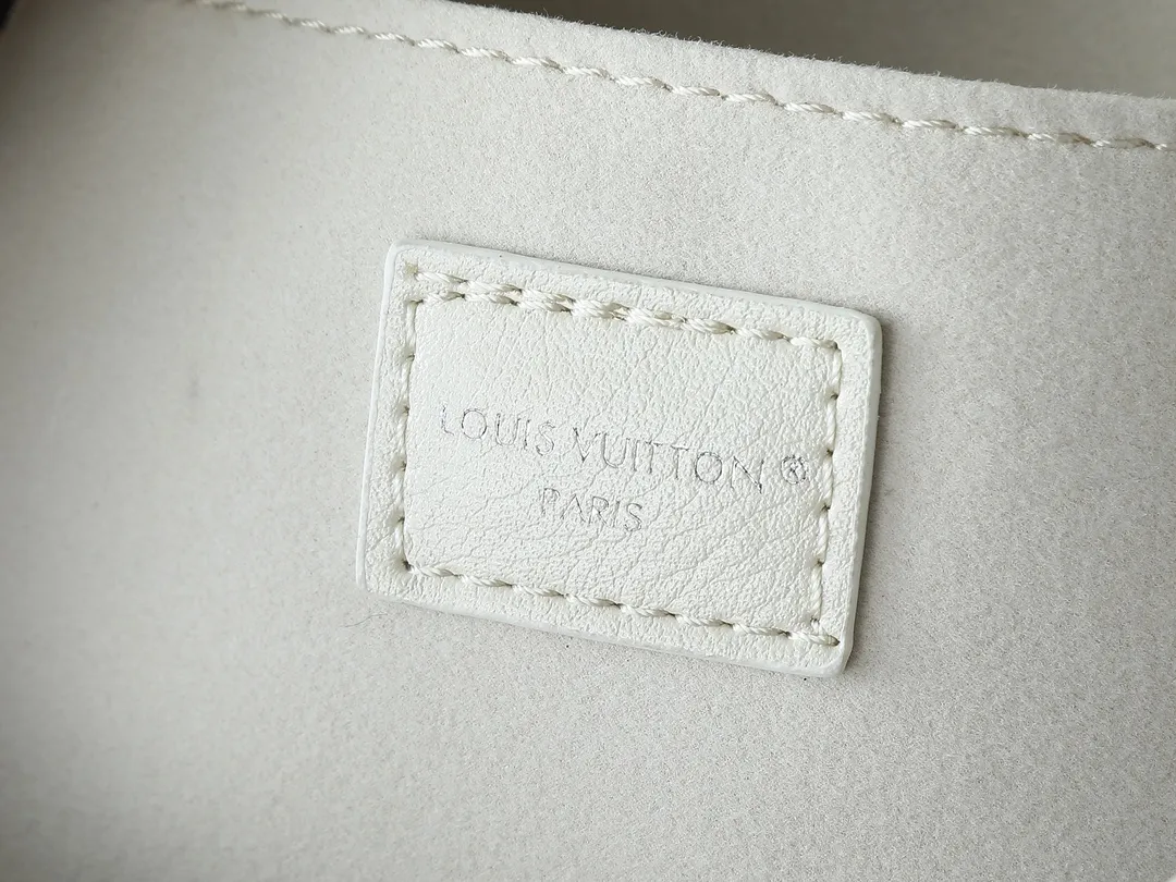 💰300💰Upgraded from the original M12934 M12965. This Speedy Cargo handbag is from the LV Vibe series, renewing the classic design of the 1930s with avant-garde touches. The glossy sheepskin body is embellished with a Monogram address plate, paying tribute to the brand's long trunk-making heritage. Plenty of space to easily store your daily needs, and the detachable leather shoulder strap allows for a variety of carrying methods. Dimensions: 28 x 17 x 12 cm (LxHxW)
