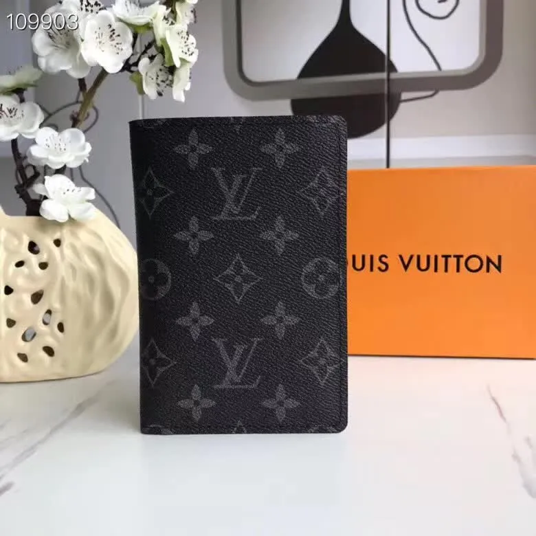 P100lv Wallet Coin Clip M60181 A must-have accessory for modern travelers, this coated canvas passport cover combines fashion and practicality. Equipped with four credit card slots and two convenient pockets for quick access to your passport. Dimensions: 10.0 x 14.0 x 2.5 cm ~