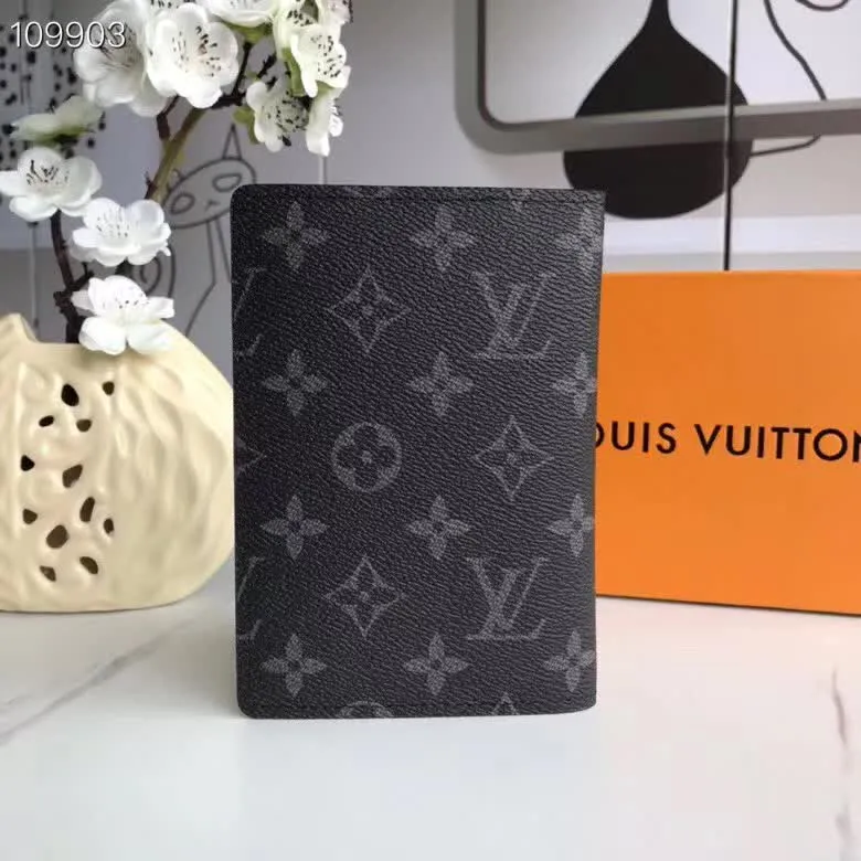 P100lv Wallet Coin Clip M60181 A must-have accessory for modern travelers, this coated canvas passport cover combines fashion and practicality. Equipped with four credit card slots and two convenient pockets for quick access to your passport. Dimensions: 10.0 x 14.0 x 2.5 cm ~
