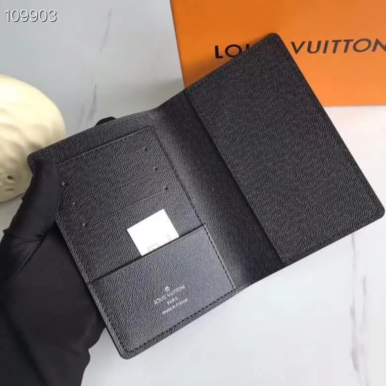 P100lv Wallet Coin Clip M60181 A must-have accessory for modern travelers, this coated canvas passport cover combines fashion and practicality. Equipped with four credit card slots and two convenient pockets for quick access to your passport. Dimensions: 10.0 x 14.0 x 2.5 cm ~