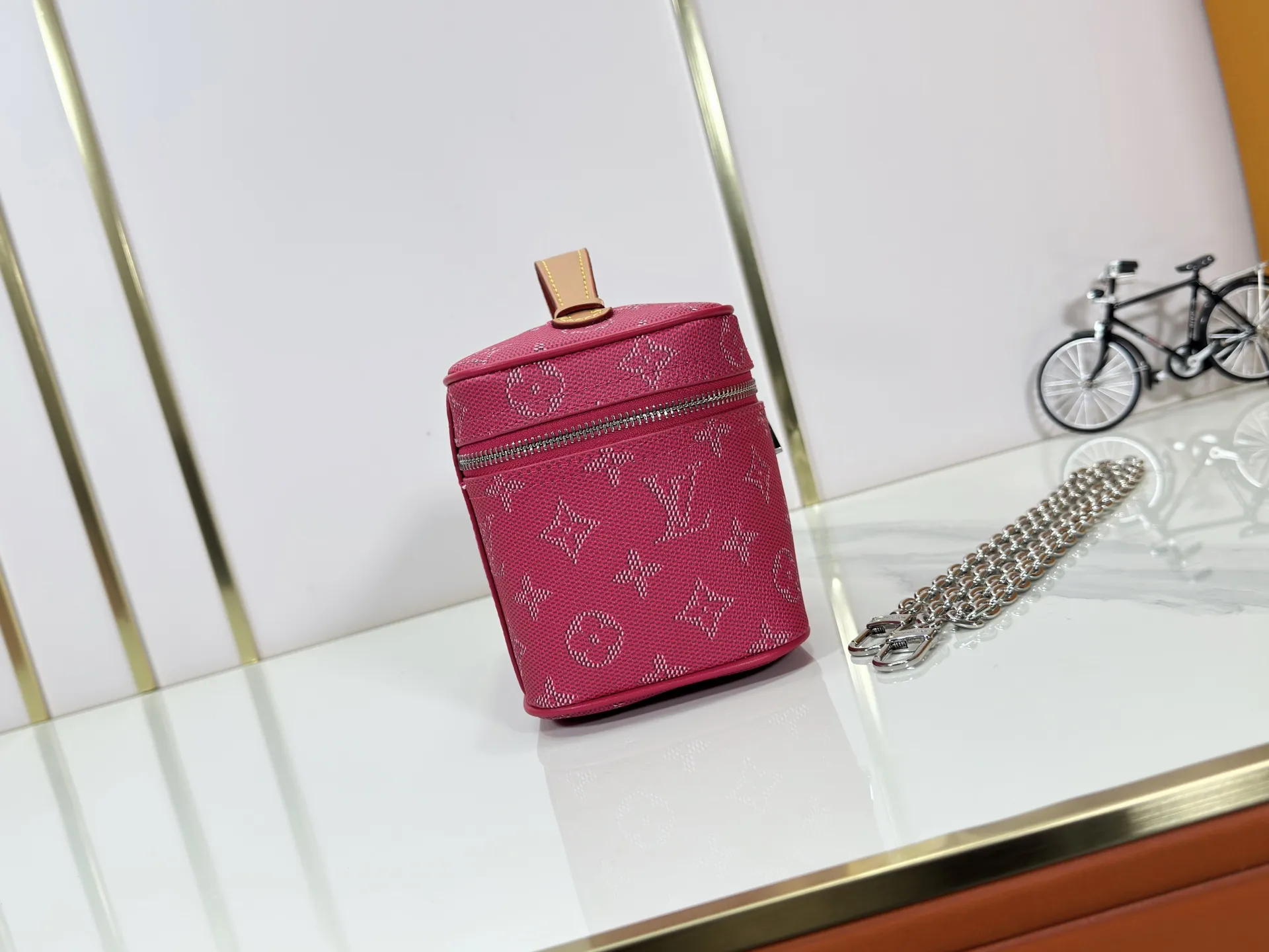 P260 M26889 M44495 The upgraded original version is made of nylon fabric with Monogram presbyopia pattern and is equipped with a washable lining. It is a "fine travel product". It is compact and practical and can store cosmetics and small items. Some sizes have internal zipper pockets. With the theme of "Travel Art + Cats", this series combines the personal style of fashion legend Grace Coddington, focusing on light and versatile daily use scenarios for travel. Size: 20-13.5-12