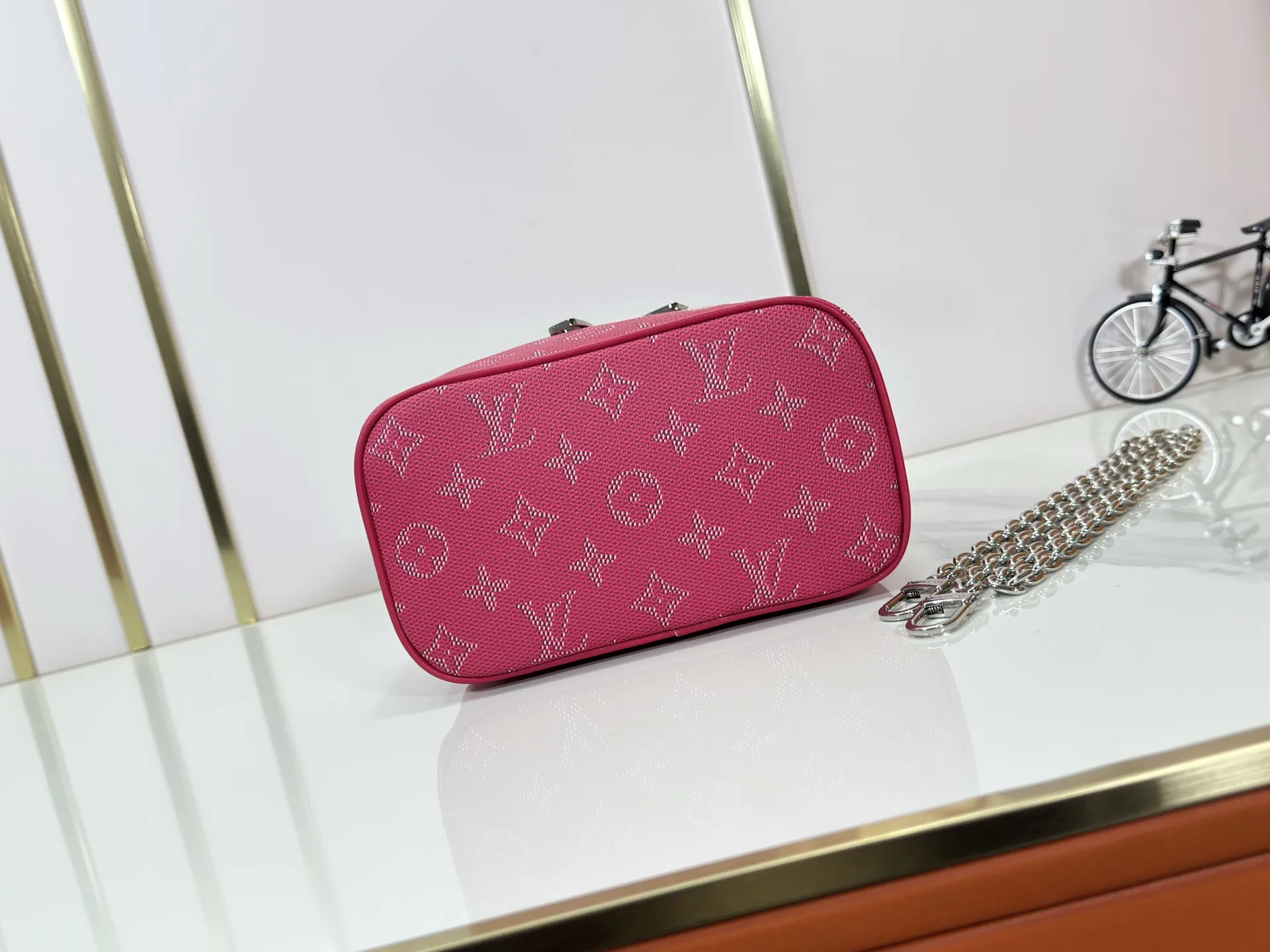 P260 M26889 M44495 The upgraded original version is made of nylon fabric with Monogram presbyopia pattern and is equipped with a washable lining. It is a "fine travel product". It is compact and practical and can store cosmetics and small items. Some sizes have internal zipper pockets. With the theme of "Travel Art + Cats", this series combines the personal style of fashion legend Grace Coddington, focusing on light and versatile daily use scenarios for travel. Size: 20-13.5-12