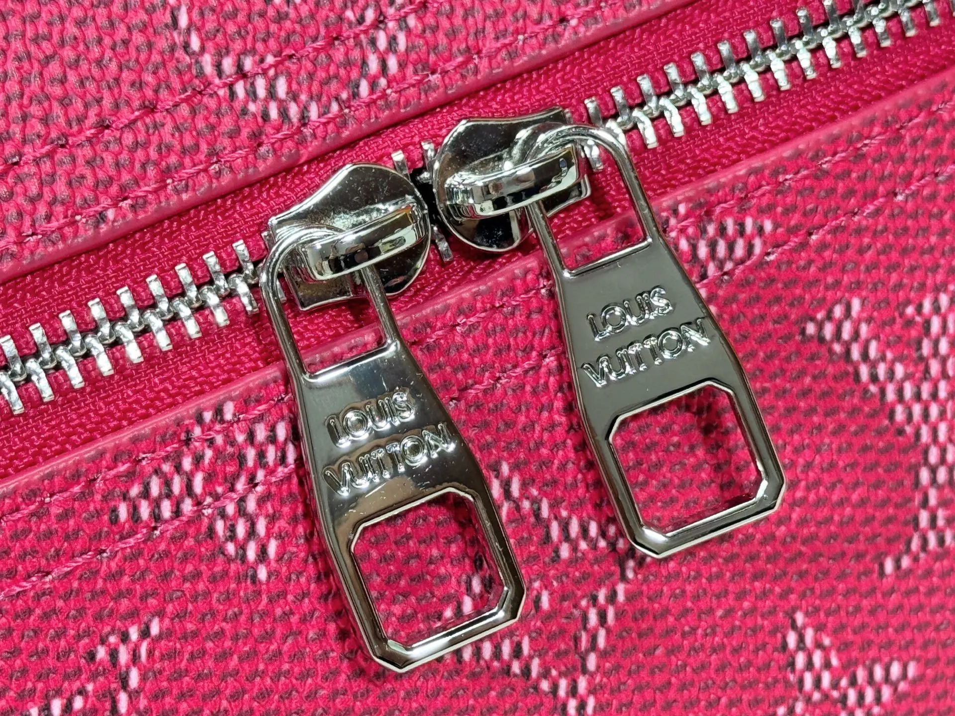 P260 M26889 M44495 The upgraded original version is made of nylon fabric with Monogram presbyopia pattern and is equipped with a washable lining. It is a "fine travel product". It is compact and practical and can store cosmetics and small items. Some sizes have internal zipper pockets. With the theme of "Travel Art + Cats", this series combines the personal style of fashion legend Grace Coddington, focusing on light and versatile daily use scenarios for travel. Size: 20-13.5-12