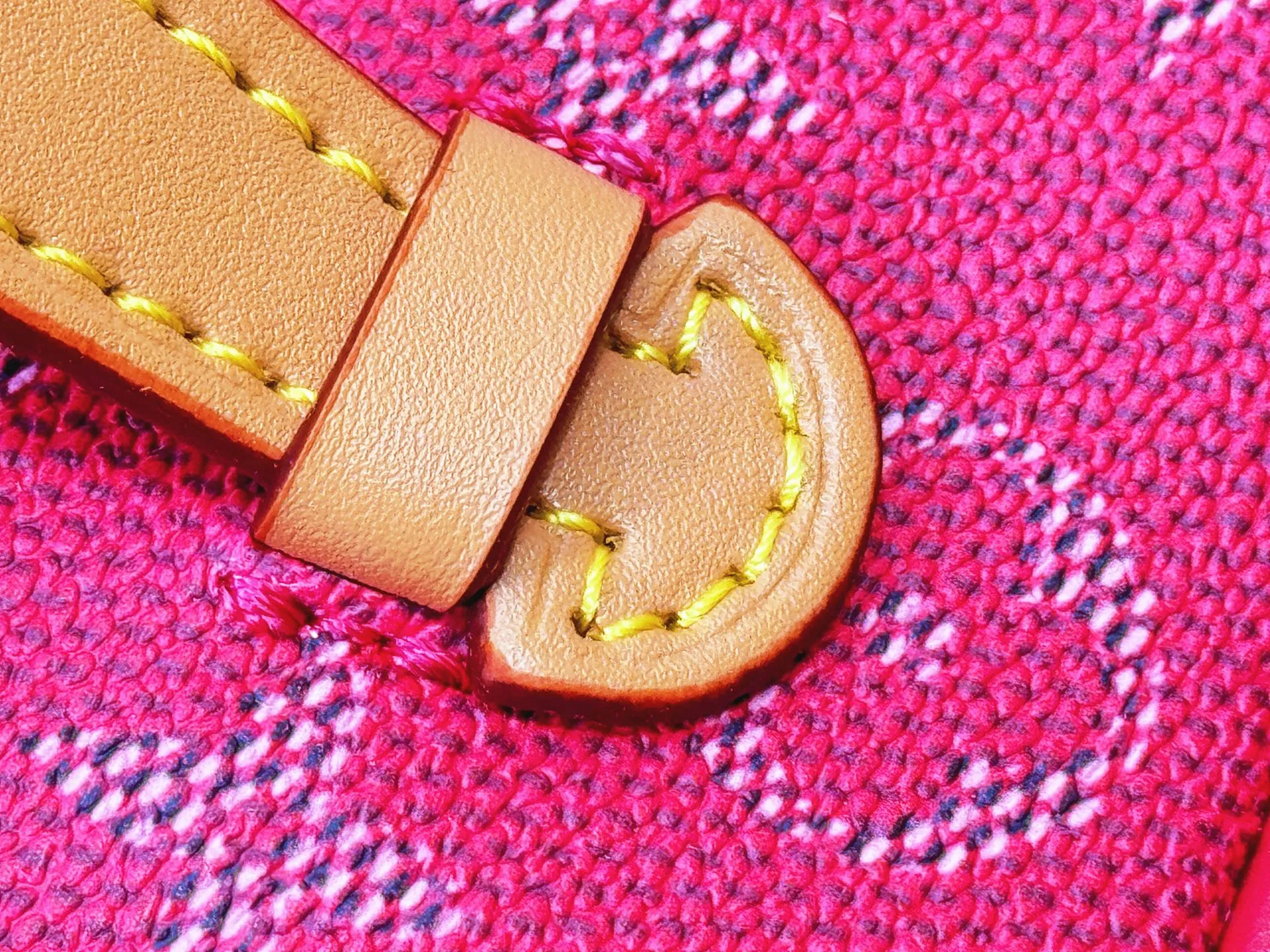 P260 M26889 M44495 The upgraded original version is made of nylon fabric with Monogram presbyopia pattern and is equipped with a washable lining. It is a "fine travel product". It is compact and practical and can store cosmetics and small items. Some sizes have internal zipper pockets. With the theme of "Travel Art + Cats", this series combines the personal style of fashion legend Grace Coddington, focusing on light and versatile daily use scenarios for travel. Size: 20-13.5-12