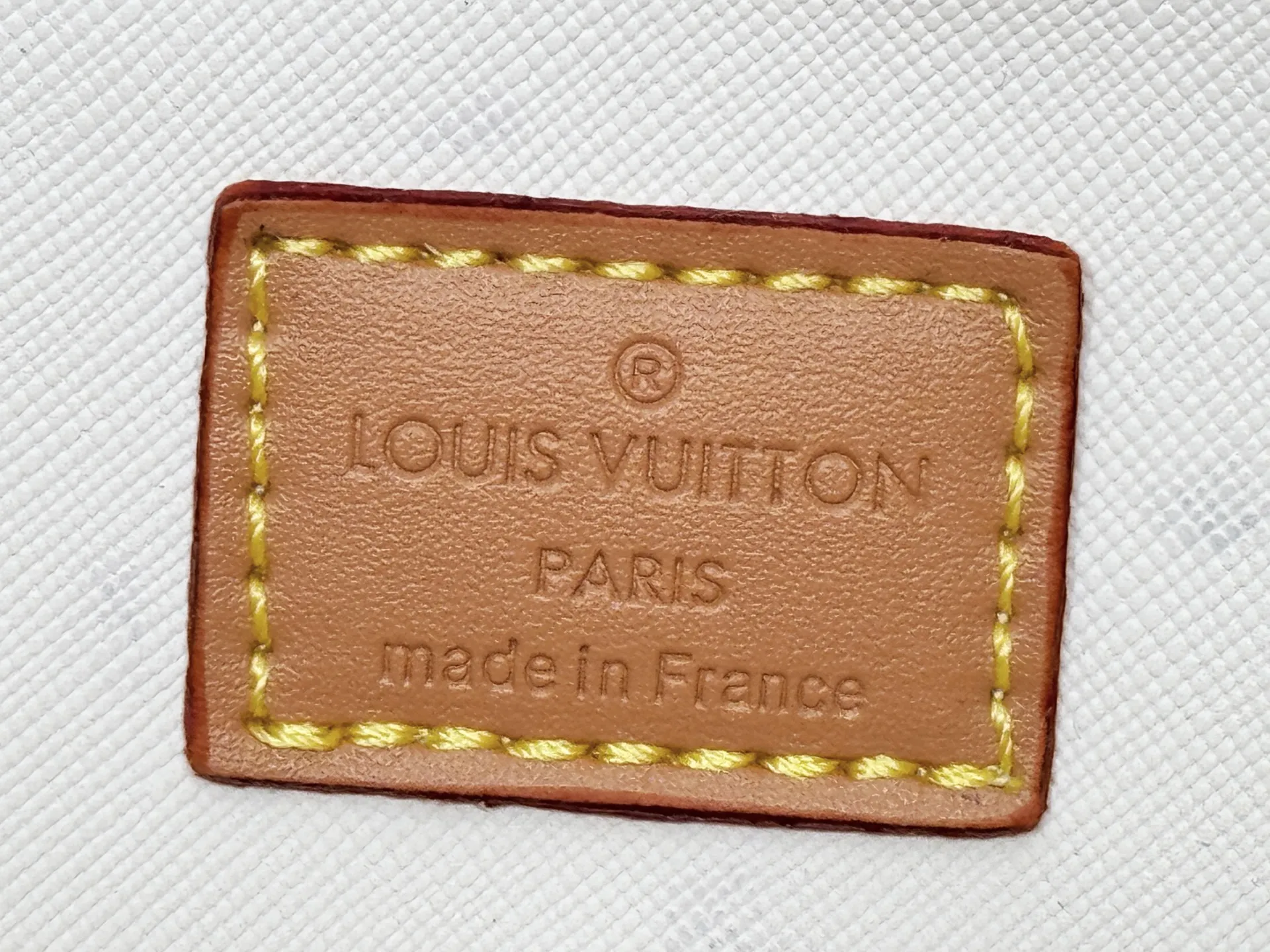 P260 M26889 M44495 The upgraded original version is made of nylon fabric with Monogram presbyopia pattern and is equipped with a washable lining. It is a "fine travel product". It is compact and practical and can store cosmetics and small items. Some sizes have internal zipper pockets. With the theme of "Travel Art + Cats", this series combines the personal style of fashion legend Grace Coddington, focusing on light and versatile daily use scenarios for travel. Size: 20-13.5-12