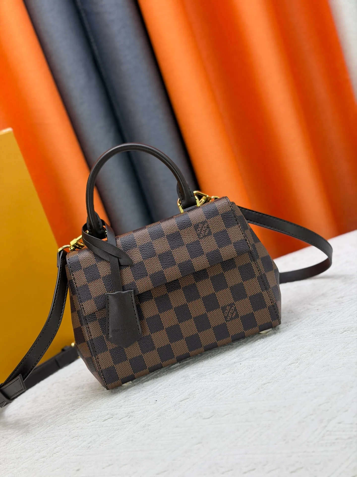 P260 Upgraded Original N00097 M46055 This BOND STREET BB handbag is made of a delicate combination of Damier Ebene canvas and Cuir Taurillon leather. It is equipped with a leather name tag and the Louis Vuitton printed stripe decoration in the center is particularly elegant. This single-handle bag can be carried in a variety of ways: carried in the hand, slung over the elbow, or carried over the shoulder with the detachable strap. The cute and compact size is enough to hold commonly used items such as wallets, keys, and mobile phones. Dimensions: 24 x 17 x 9.5 cm (length x height x width)