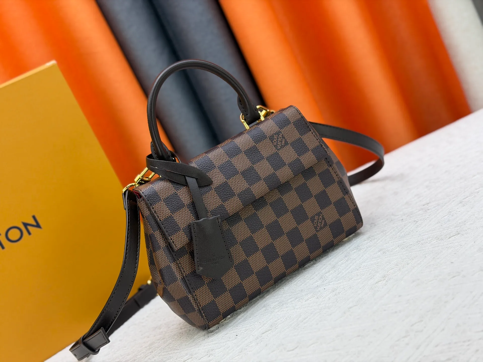 P260 Upgraded Original N00097 M46055 This BOND STREET BB handbag is made of a delicate combination of Damier Ebene canvas and Cuir Taurillon leather. It is equipped with a leather name tag and the Louis Vuitton printed stripe decoration in the center is particularly elegant. This single-handle bag can be carried in a variety of ways: carried in the hand, slung over the elbow, or carried over the shoulder with the detachable strap. The cute and compact size is enough to hold commonly used items such as wallets, keys, and mobile phones. Dimensions: 24 x 17 x 9.5 cm (length x height x width)