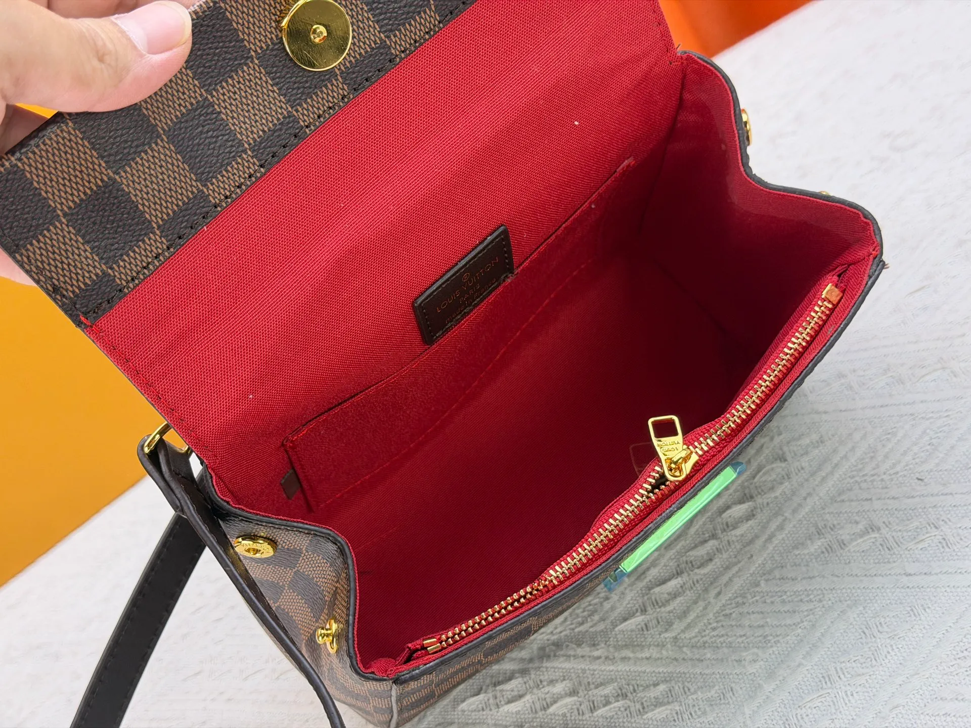 P260 Upgraded Original N00097 M46055 This BOND STREET BB handbag is made of a delicate combination of Damier Ebene canvas and Cuir Taurillon leather. It is equipped with a leather name tag and the Louis Vuitton printed stripe decoration in the center is particularly elegant. This single-handle bag can be carried in a variety of ways: carried in the hand, slung over the elbow, or carried over the shoulder with the detachable strap. The cute and compact size is enough to hold commonly used items such as wallets, keys, and mobile phones. Dimensions: 24 x 17 x 9.5 cm (length x height x width)
