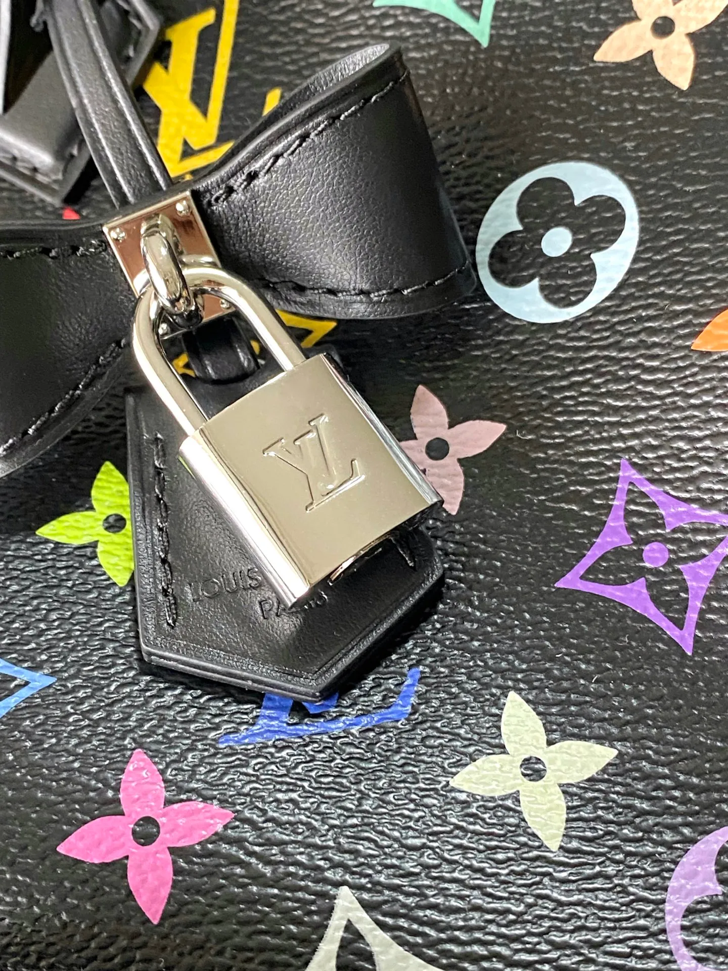 💰1180 Top Original M13257 This SpeedySoft30 handbag is made of soft coated canvas, and the full-length Monogram pattern is traced in colorful rainbow tones, highlighting the smart style of the Louis Vuitton x Murakami reissue series. The Toron handle and detachable shoulder strap are constructed of cow leather, the metal corners recall classic luggage elements, and the bow-shaped key bag and padlock add brand touches. Dimensions: 30 × 21 × 17 cm