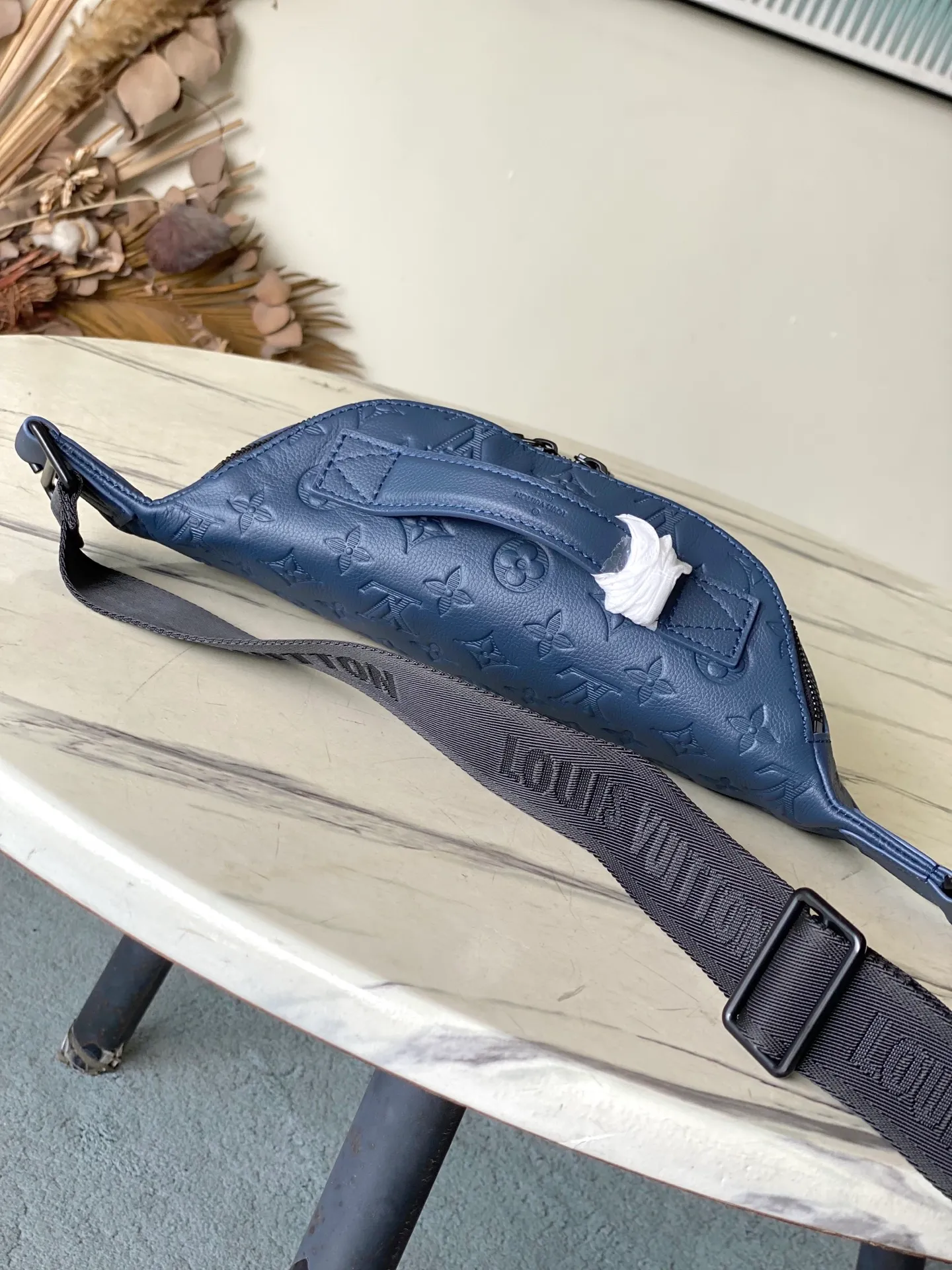 💰1100 (top-grain leather) top original order M25227 This Rush waist bag is made of Monogram Shadow cow leather and has a close-fitting shape. Its zippered front pocket allows easy access to mobile phones, keys and cards. The adjustable strap fastens with a sliding hook, making it easy to wear around the waist, on the shoulder or across the body, and the leather handles add handheld options and a sporty look. Dimensions: 30 × 15 × 8 cm