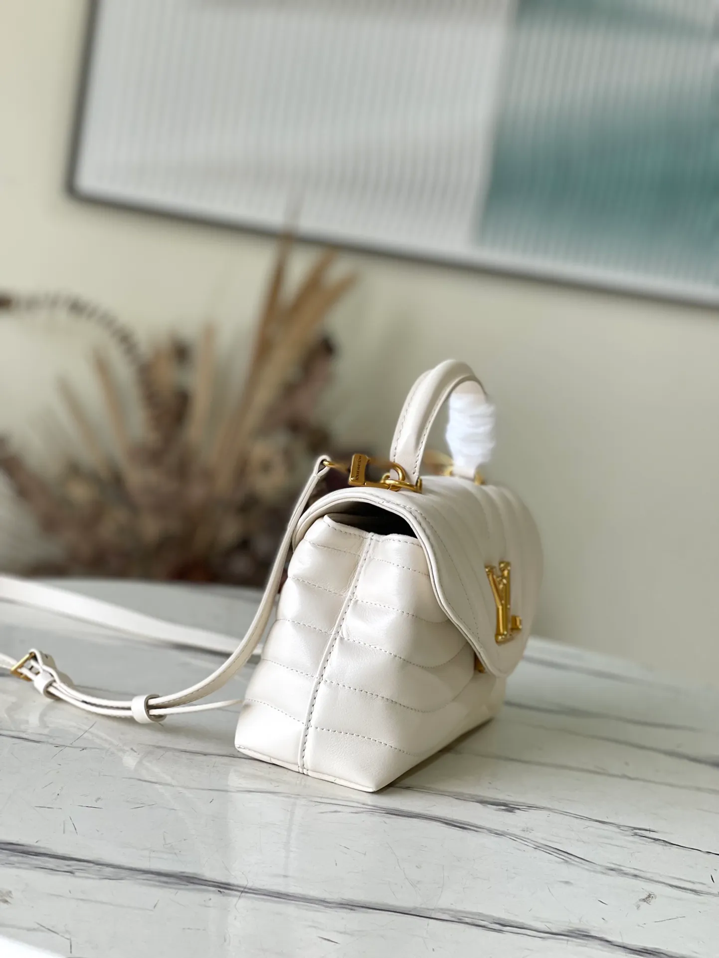 💰1180 (first-grain leather) top original order M21797 white This Hold Me handbag is a new product of its iconic New Wave quilted leather goods series, with exquisite shape and comfortable carrying. The body is smooth to the touch and features an elegant metal buckle. The removable and adjustable leather strap enhances the bag's ease of wear. Dimensions: 23 x 15 x 10 cm