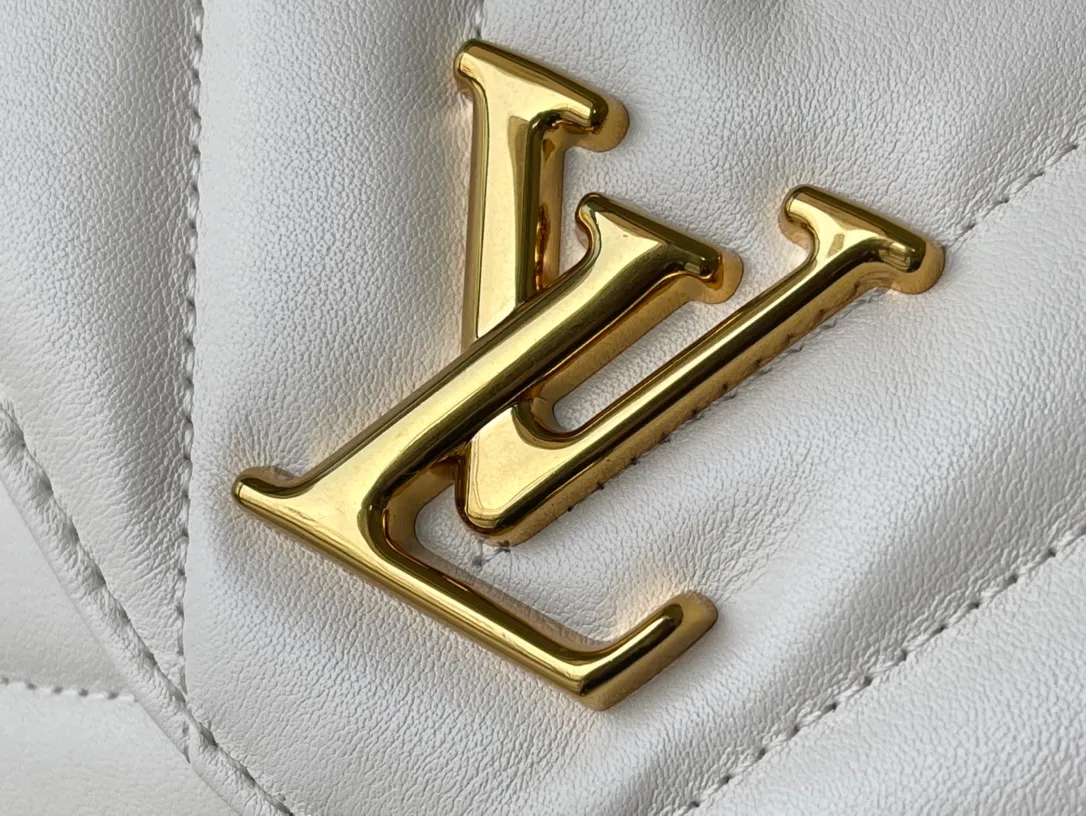 💰1180 (first-grain leather) top original order M21797 white This Hold Me handbag is a new product of its iconic New Wave quilted leather goods series, with exquisite shape and comfortable carrying. The body is smooth to the touch and features an elegant metal buckle. The removable and adjustable leather strap enhances the bag's ease of wear. Dimensions: 23 x 15 x 10 cm