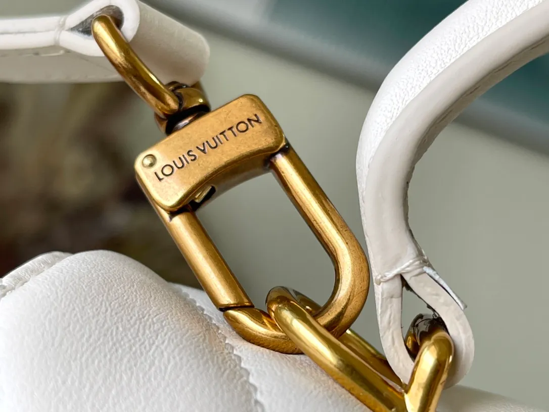 💰1180 (first-grain leather) top original order M21797 white This Hold Me handbag is a new product of its iconic New Wave quilted leather goods series, with exquisite shape and comfortable carrying. The body is smooth to the touch and features an elegant metal buckle. The removable and adjustable leather strap enhances the bag's ease of wear. Dimensions: 23 x 15 x 10 cm
