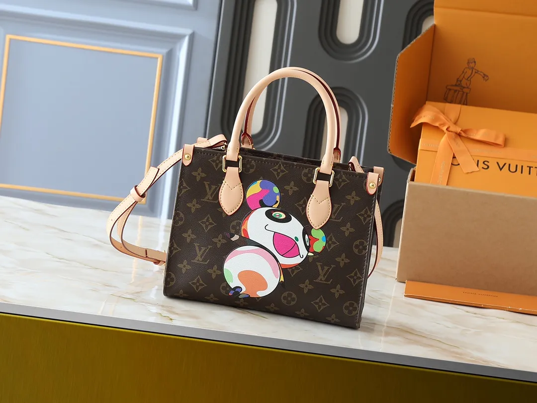 💰240💰Upgraded from the original M45659 M46373 M13668 M44571 Louis Vuitton x Murakami reissue series interprets the exquisite version of the OnTheGo handbag with playful touches. Monogram canvas and cow leather establish the brand's classic style, and Murakami's cute and cute panda image is transformed into front and back prints. The detachable and adjustable shoulder strap provides a variety of carrying options, and the zippered interior pocket keeps personal items safe and secure. Dimensions: 25.0 x 19.0 x 11.5 cm (length x height x width)