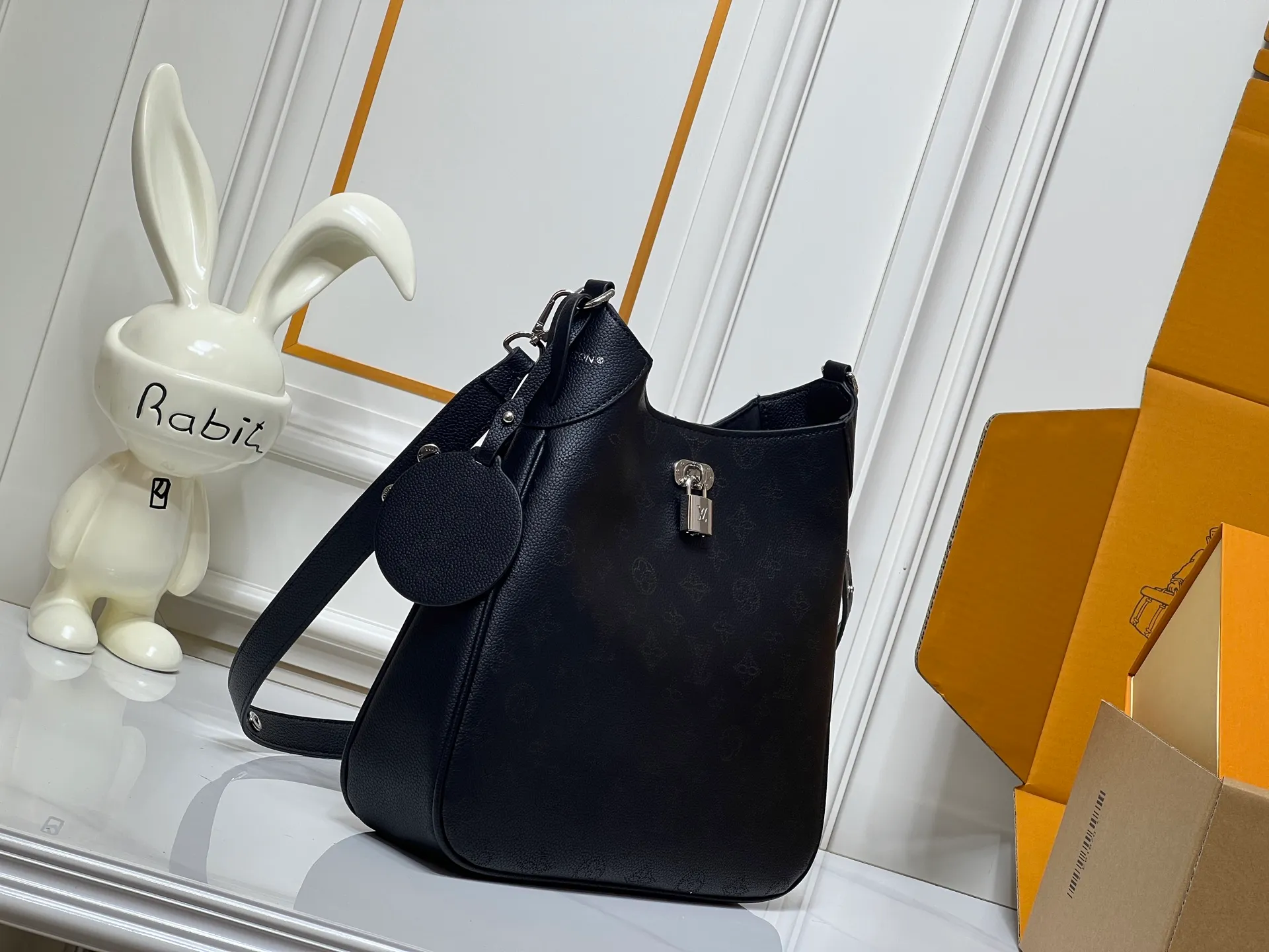 Batch 280💰Upgraded from the original M14617. This medium-sized All Around handbag is made of engraved leather tracing the Monogram perforation pattern, and uses a Yingze padlock magnetic clasp to upgrade the classic charm. The LV leather decoration highlights the ingenious details. Whether worn cross-body or on the shoulder, it can elegantly brighten up daily looks. Dimensions: 28.0 x 25.0 x 8.0 cm (length x height x width)
