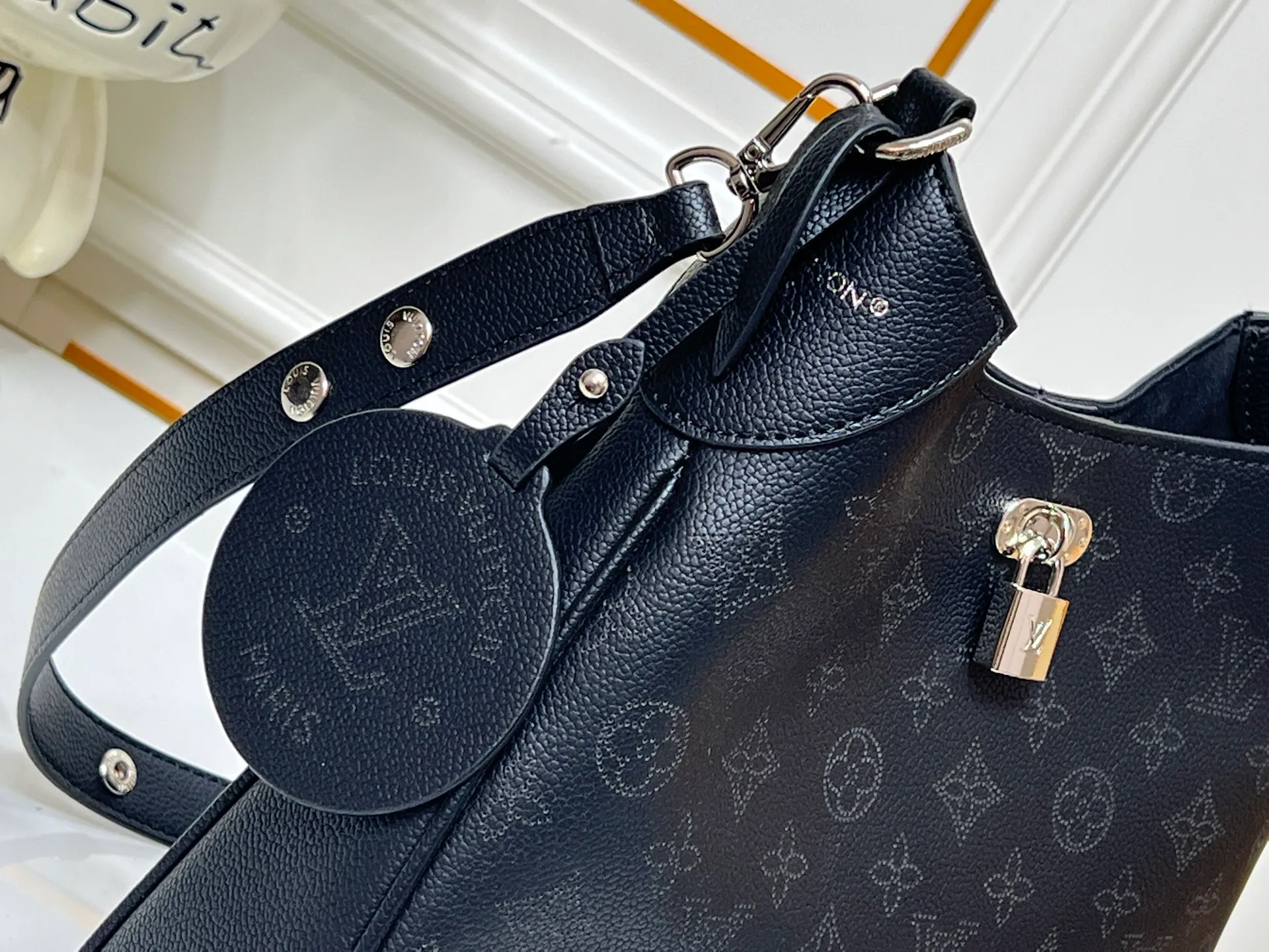 Batch 280💰Upgraded from the original M14617. This medium-sized All Around handbag is made of engraved leather tracing the Monogram perforation pattern, and uses a Yingze padlock magnetic clasp to upgrade the classic charm. The LV leather decoration highlights the ingenious details. Whether worn cross-body or on the shoulder, it can elegantly brighten up daily looks. Dimensions: 28.0 x 25.0 x 8.0 cm (length x height x width)