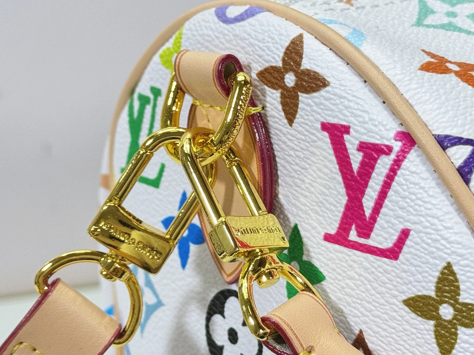P300 Upgraded original version M27789 M13805 M13257 M40391 LV Murakami Takashi co-branded NANOSPEEDY handbag This Nano Speedy handbag combines Monogram canvas and cow leather trim printing, with 33 colorful interpretations of white tricolor and black tricolor. It has been launched in twelve sections and is very popular around the world and is loved by celebrities and celebrities. 30.0 x 21.0 x 17.0 cm