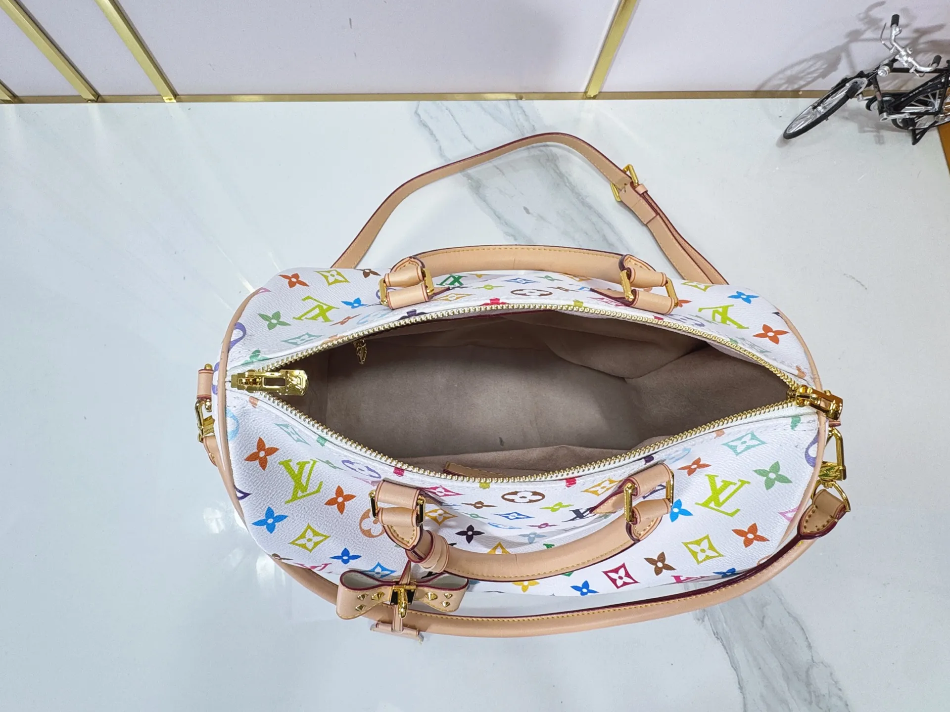 P300 Upgraded original version M27789 M13805 M13257 M40391 LV Murakami Takashi co-branded NANOSPEEDY handbag This Nano Speedy handbag combines Monogram canvas and cow leather trim printing, with 33 colorful interpretations of white tricolor and black tricolor. It has been launched in twelve sections and is very popular around the world and is loved by celebrities and celebrities. 30.0 x 21.0 x 17.0 cm