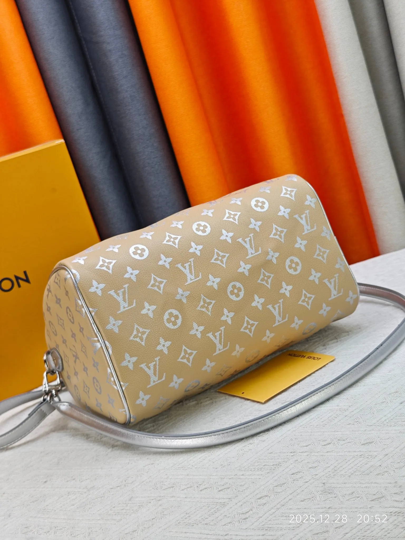 p320 M18076 M15159 M25766 M13344 Runway model This Speedy Soft 30 is from the LV Travels With Grace Coddlington series. It is made of rich-toned cow leather with gold hardware and interesting embossed shapes. Removable name tag features Grace Coddington's handwriting. Size: 30X21X17 cm