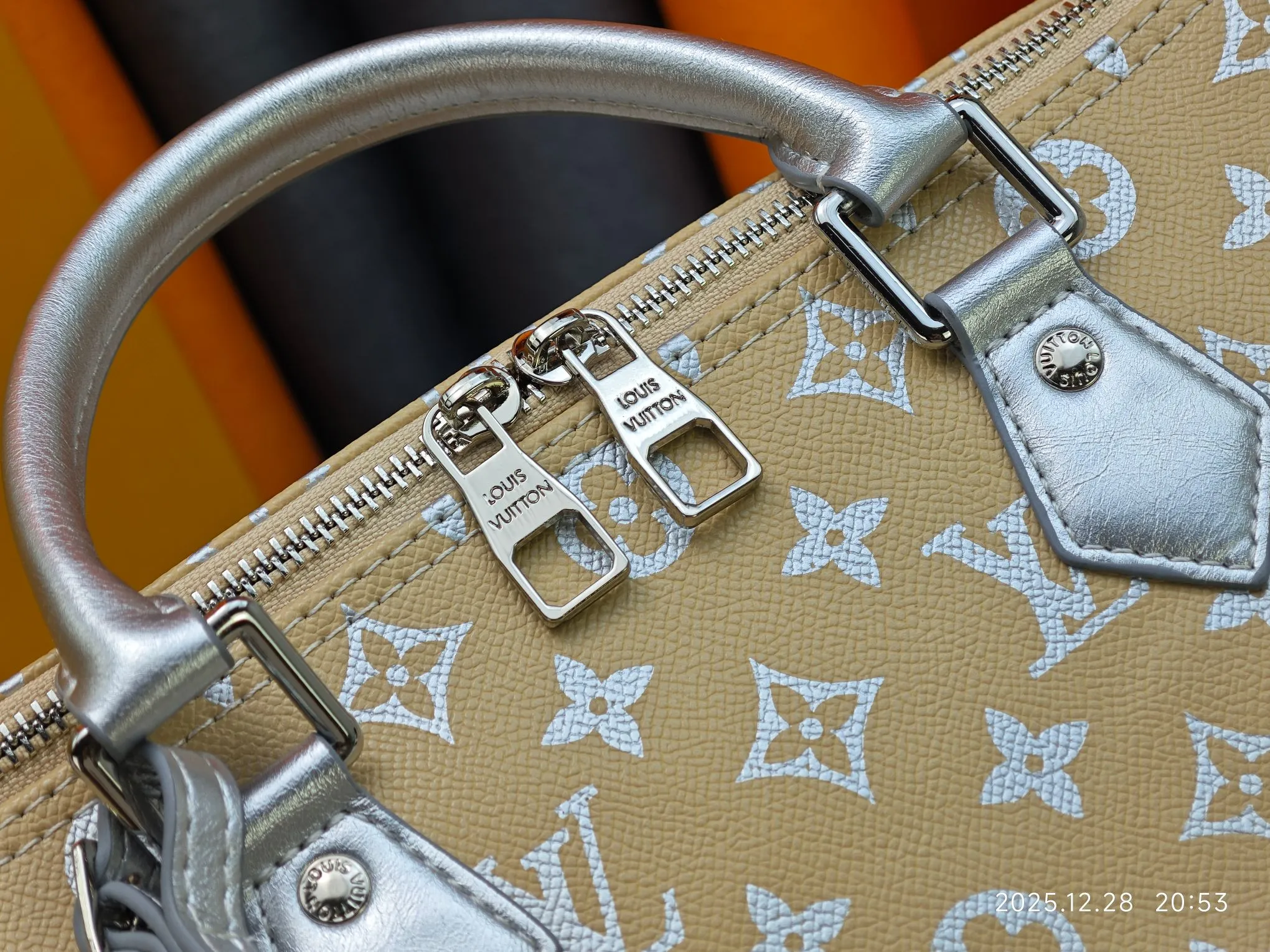 p320 M18076 M15159 M25766 M13344 Runway model This Speedy Soft 30 is from the LV Travels With Grace Coddlington series. It is made of rich-toned cow leather with gold hardware and interesting embossed shapes. Removable name tag features Grace Coddington's handwriting. Size: 30X21X17 cm