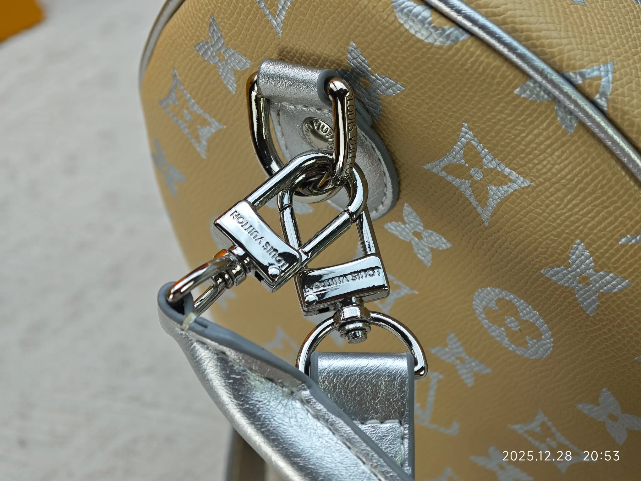 p320 M18076 M15159 M25766 M13344 Runway model This Speedy Soft 30 is from the LV Travels With Grace Coddlington series. It is made of rich-toned cow leather with gold hardware and interesting embossed shapes. Removable name tag features Grace Coddington's handwriting. Size: 30X21X17 cm