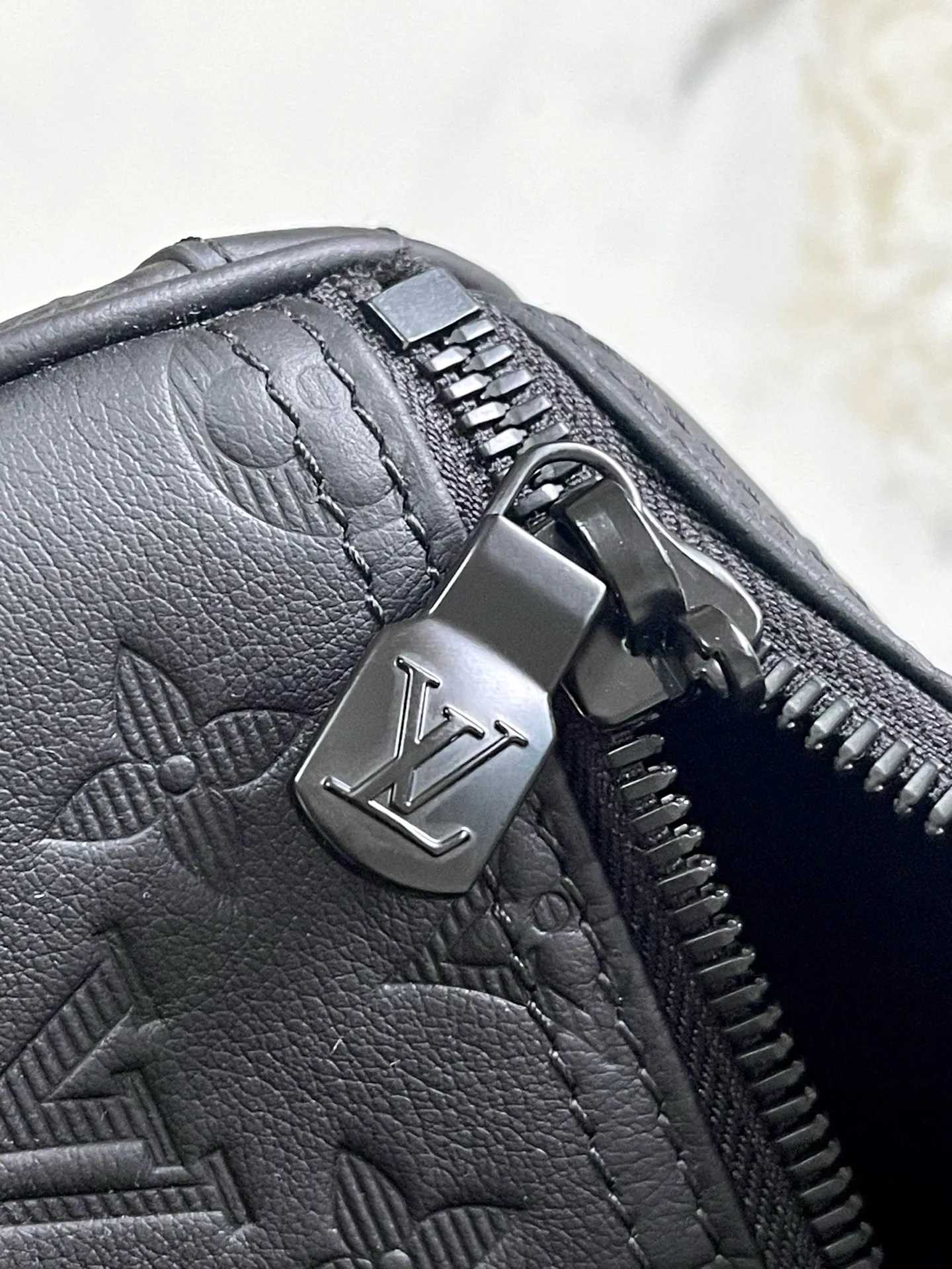 💰1480 (top-grain leather) top original order M21420 This Keepall travel bag is made of LV Aerogram cow leather to create a classic configuration, witnessing Louis Vuitton’s exquisite leather craftsmanship. The leather tag and jacquard shoulder strap reference the brand's travel heritage, and the carry-on size is perfect for weekend getaways. Dimensions: 29 x 23 x 50 cm