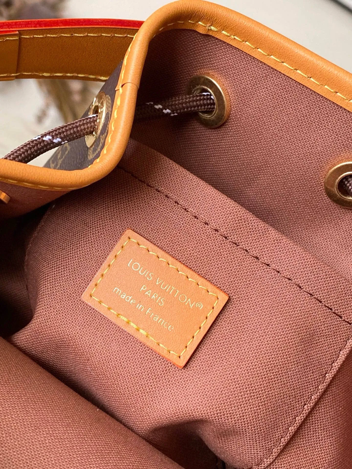 💰1200 Top original order M14017 Noe Cargo bucket bag is constructed of Monogram canvas and decorated with distressed leather trim. It inherits the Noe bucket bag designed in 1932 for carrying champagne bottles. The large front pockets and refined details nod to Louis Vuitton's rich history while meeting modern needs. The top handle and shoulder strap are detachable for flexible portability. Dimensions: 22 × 24 × 16 cm
