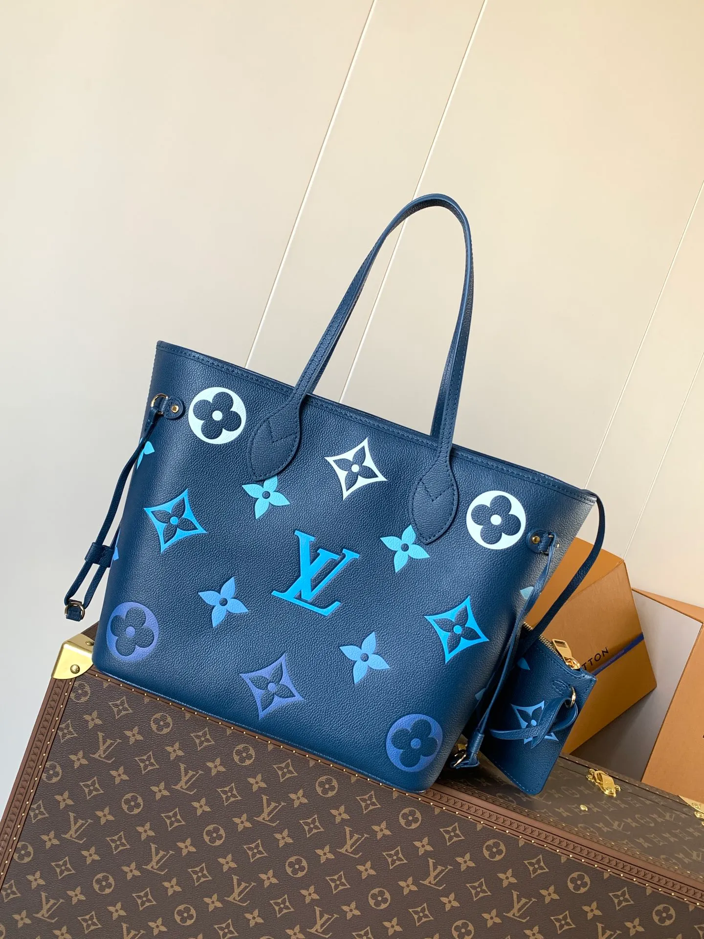 💰1180 (top layer leather) top original order M47143 blue M46482 haze blue M46599 maroon M45685 black M45684 beige M45686 gray M46516 vanilla M46514 blue gradient M46329 nude pink M45686 apricot print M46135 brown Neverfull medium shopping bag! Redesigned interior pockets feature fresh fabric linings and vintage details inspired by the archives, most notably the detachable zippered clutch, which can be used on its own as a sophisticated clutch or as an additional pocket. 32x29x17cm