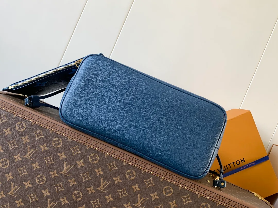 💰1180 (top layer leather) top original order M47143 blue M46482 haze blue M46599 maroon M45685 black M45684 beige M45686 gray M46516 vanilla M46514 blue gradient M46329 nude pink M45686 apricot print M46135 brown Neverfull medium shopping bag! Redesigned interior pockets feature fresh fabric linings and vintage details inspired by the archives, most notably the detachable zippered clutch, which can be used on its own as a sophisticated clutch or as an additional pocket. 32x29x17cm