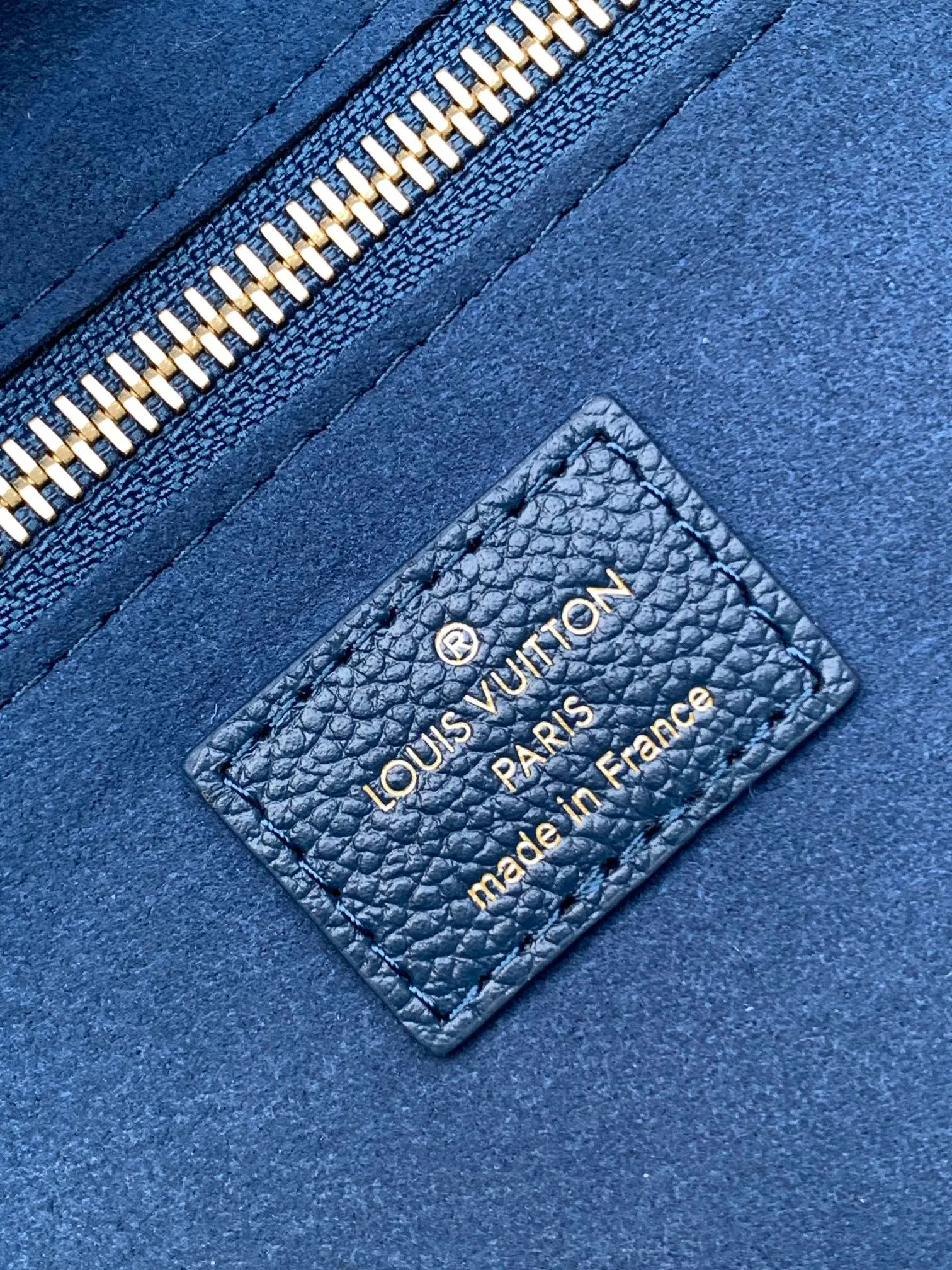 💰1180 (top layer leather) top original order M47143 blue M46482 haze blue M46599 maroon M45685 black M45684 beige M45686 gray M46516 vanilla M46514 blue gradient M46329 nude pink M45686 apricot print M46135 brown Neverfull medium shopping bag! Redesigned interior pockets feature fresh fabric linings and vintage details inspired by the archives, most notably the detachable zippered clutch, which can be used on its own as a sophisticated clutch or as an additional pocket. 32x29x17cm