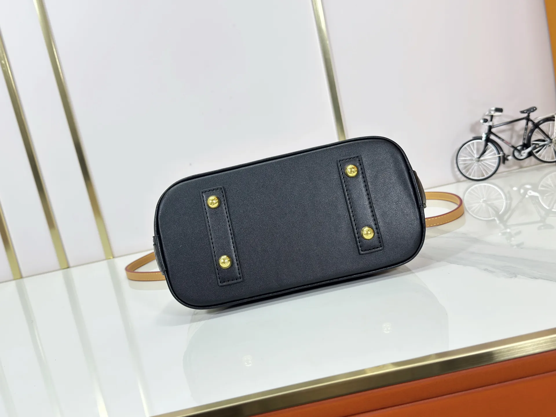 P240 Upgraded original M46921 M53152 Nicolas Ghesquière uses new Monogram Dune canvas for this Alma medium handbag, expressing its distinct personality with delicate dune tones. Semi-distressed cowhide leather trim adds a modern twist to a classic silhouette. Size:25x19x12