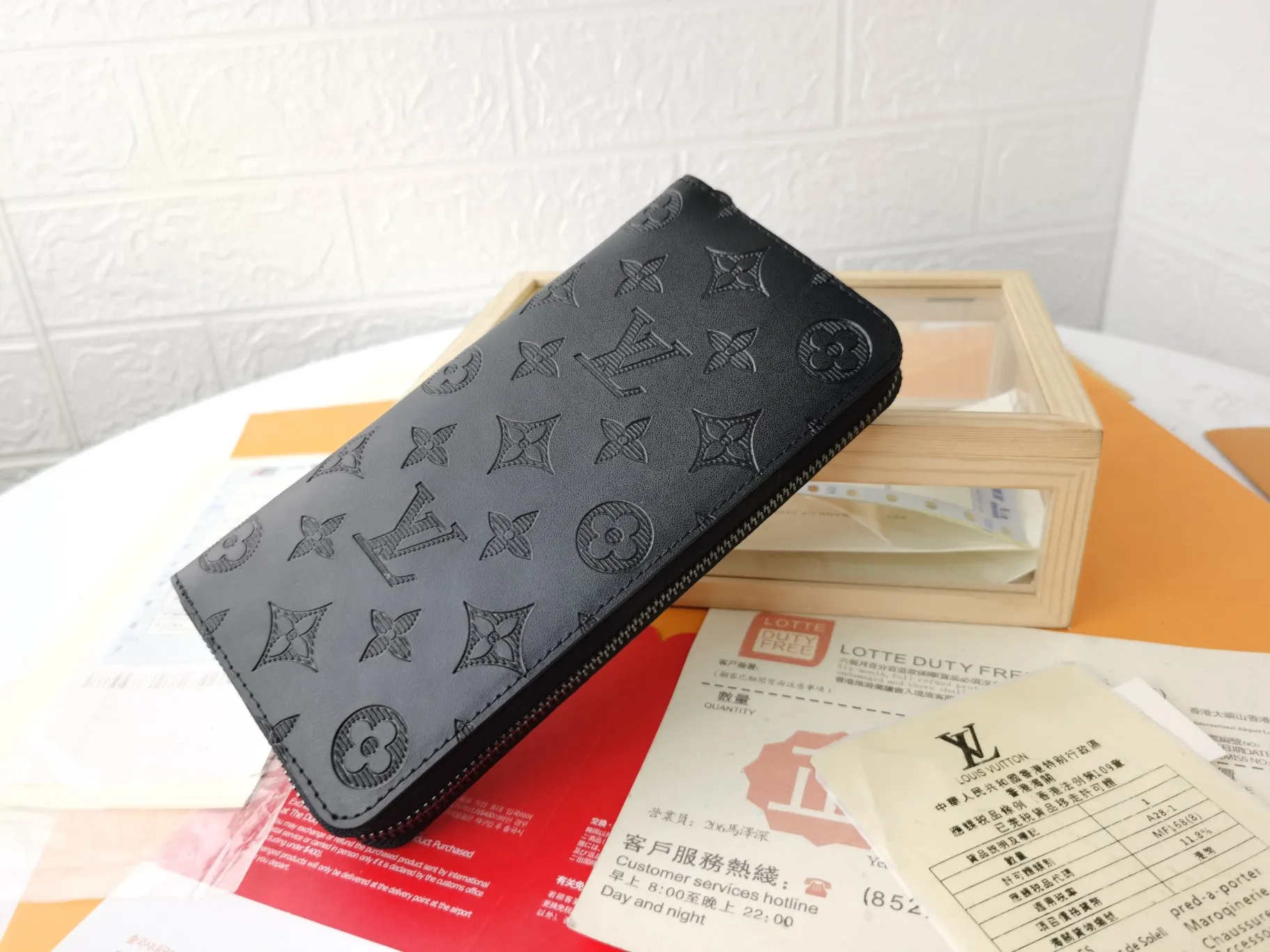 P140💰Top original version💎【Real shot, own background】M62902 Black Embossed ZIPPY Zipper Vertical Wallet Focusing on elegance and security, the Zippy zipper vertical wallet is made of soft Monogram Shadow calfskin and decorated with the iconic Louis Vuitton Monogram embossing. The highly textured pure black color scheme complements the simple shape, and the wrap-around zipper design brings together many practical elements. 10.0 x 20.0 x 2.0 cm (length x height x width). 63095