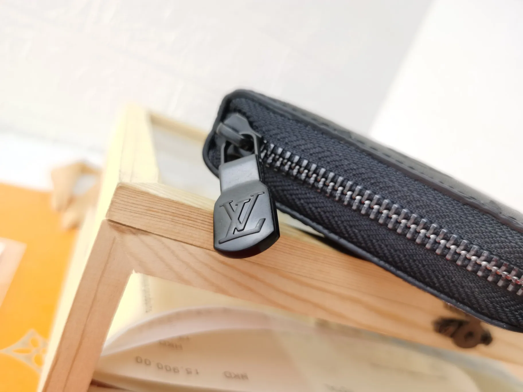P140💰Top original version💎【Real shot, own background】M62902 Black Embossed ZIPPY Zipper Vertical Wallet Focusing on elegance and security, the Zippy zipper vertical wallet is made of soft Monogram Shadow calfskin and decorated with the iconic Louis Vuitton Monogram embossing. The highly textured pure black color scheme complements the simple shape, and the wrap-around zipper design brings together many practical elements. 10.0 x 20.0 x 2.0 cm (length x height x width). 63095