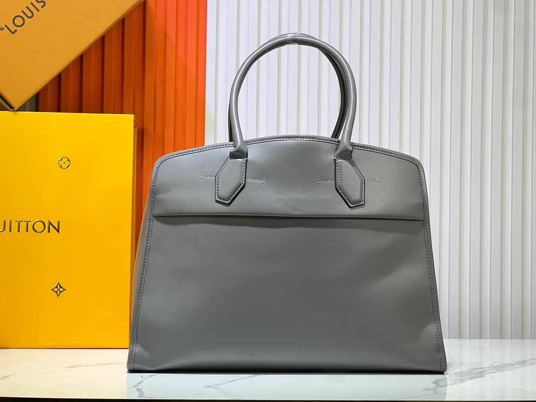 Batch 360💰M12005 M12556 M12337 This large City Steamer handbag draws inspiration from the design of luggage built for cruise ships in 1901, making its eye-catching appearance at the 2024 autumn and winter ready-to-wear show. Grained Millesime leather and shearling leather trims add seasonal flair, an embossed padlock and hot-stamped LV Circle logo add a modern twist, and a removable Monogram storage bag makes it easy to store valuables. Size: 35x42x21cm