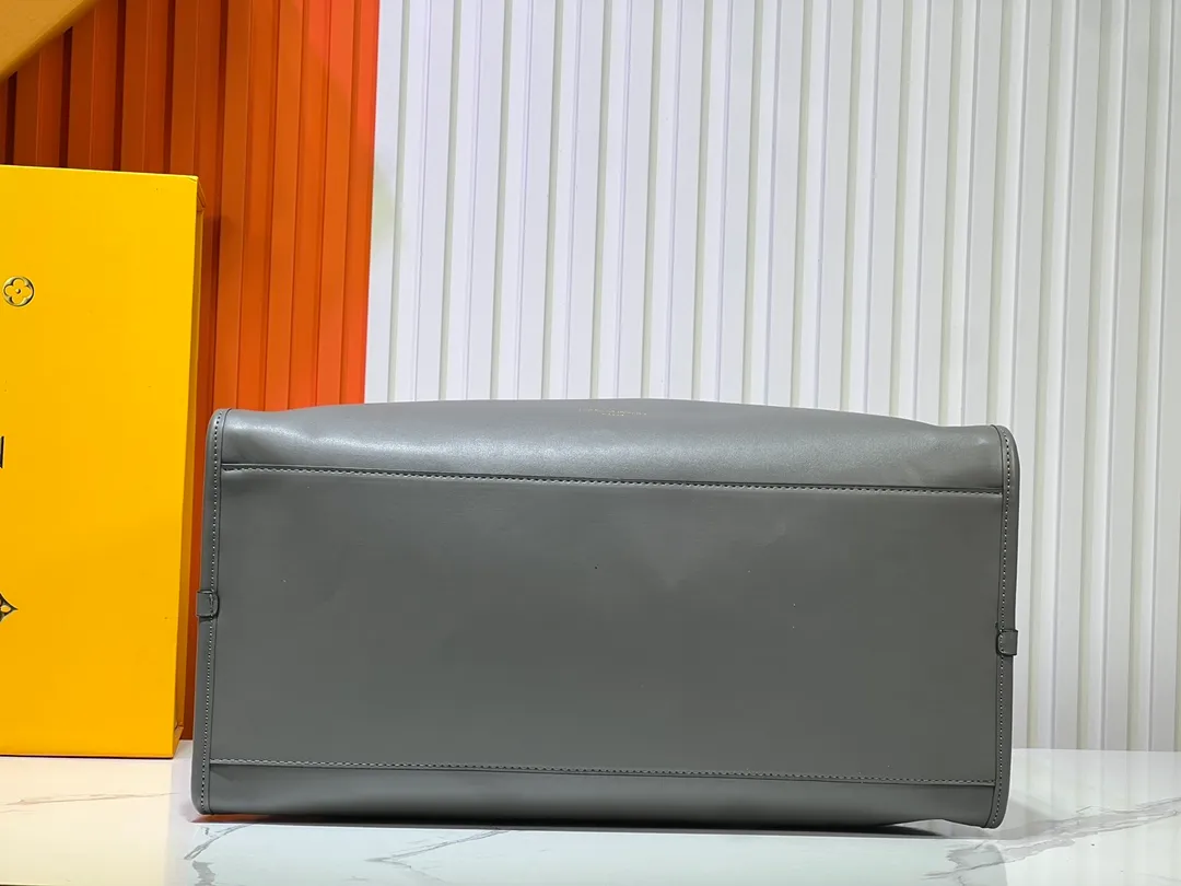 Batch 360💰M12005 M12556 M12337 This large City Steamer handbag draws inspiration from the design of luggage built for cruise ships in 1901, making its eye-catching appearance at the 2024 autumn and winter ready-to-wear show. Grained Millesime leather and shearling leather trims add seasonal flair, an embossed padlock and hot-stamped LV Circle logo add a modern twist, and a removable Monogram storage bag makes it easy to store valuables. Size: 35x42x21cm