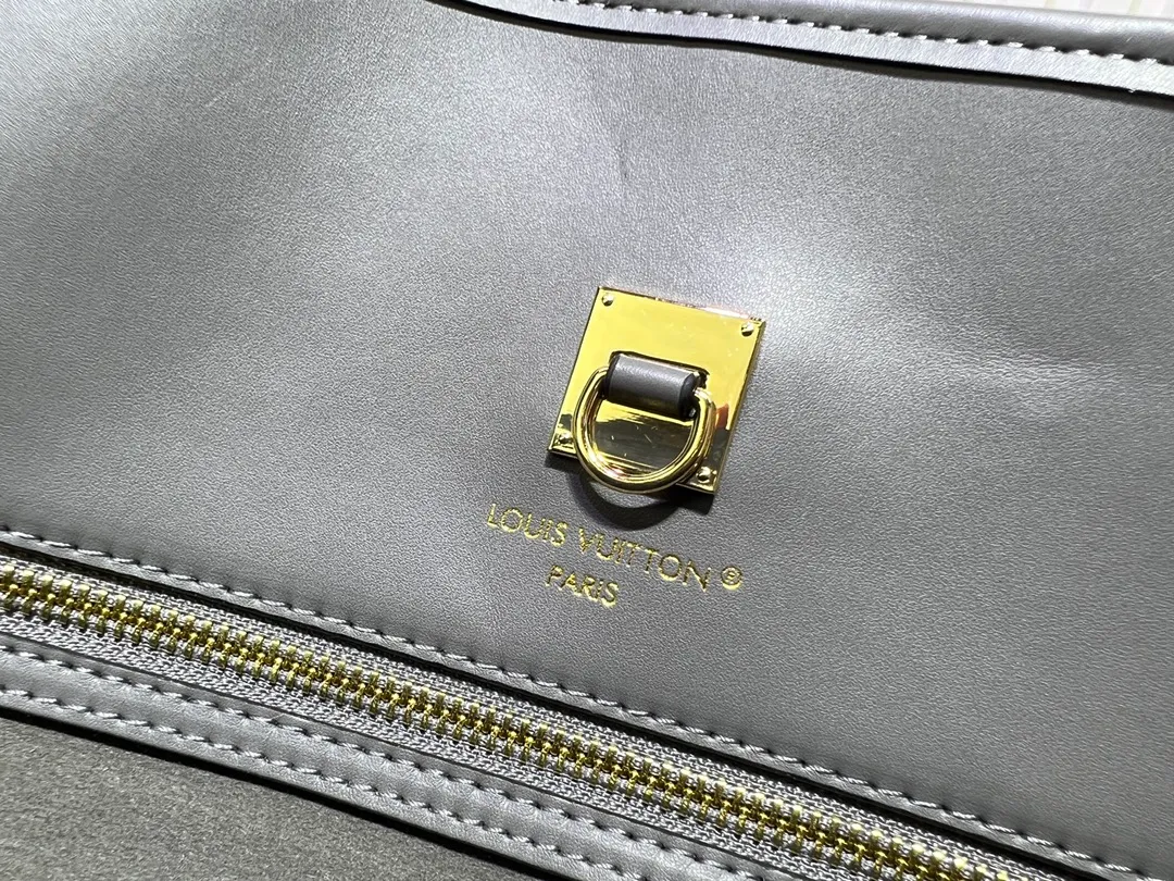 Batch 360💰M12005 M12556 M12337 This large City Steamer handbag draws inspiration from the design of luggage built for cruise ships in 1901, making its eye-catching appearance at the 2024 autumn and winter ready-to-wear show. Grained Millesime leather and shearling leather trims add seasonal flair, an embossed padlock and hot-stamped LV Circle logo add a modern twist, and a removable Monogram storage bag makes it easy to store valuables. Size: 35x42x21cm