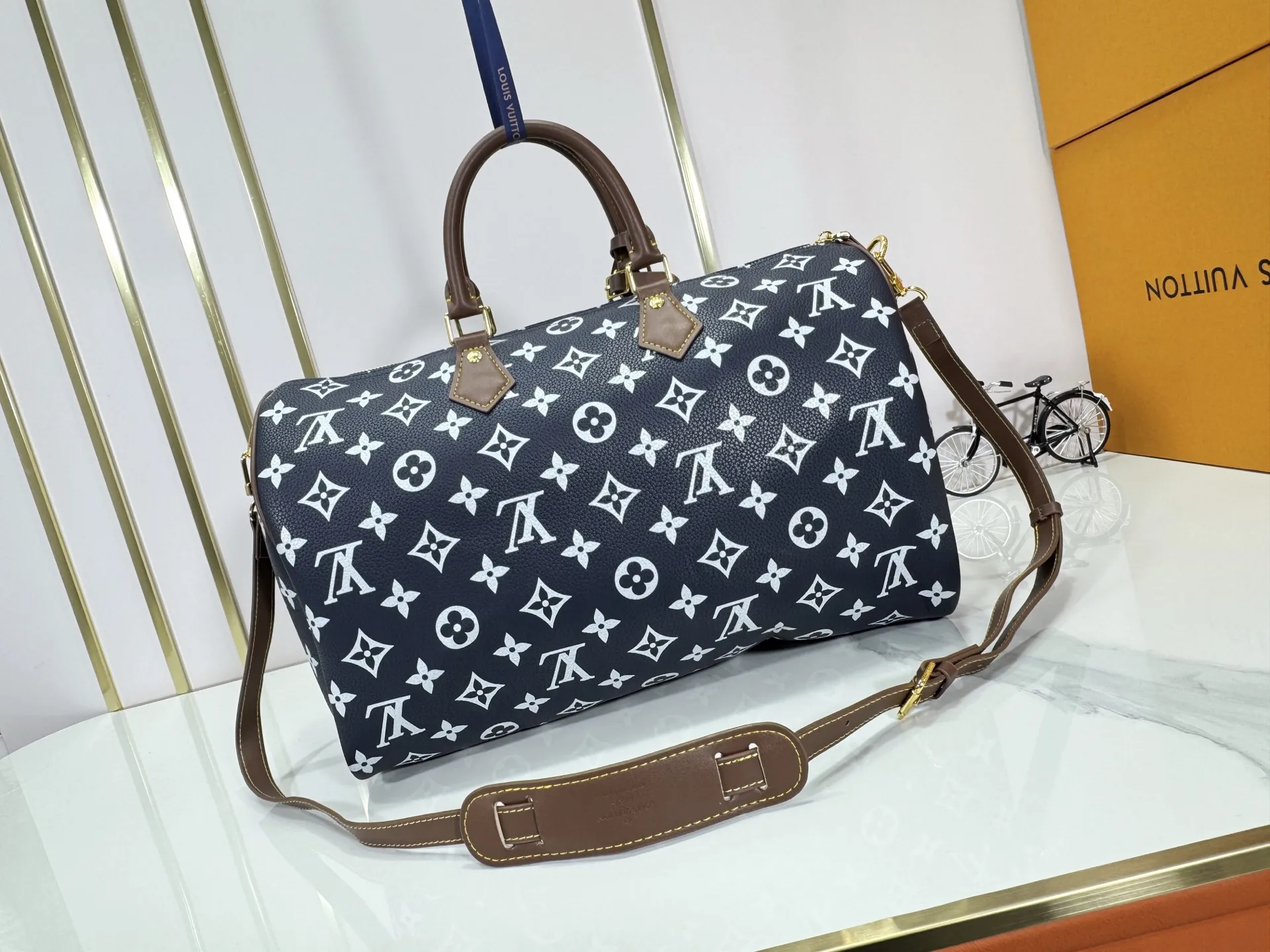 P320 Upgraded original M15244 M24441 M24424 This Speedy Bandoulière 40 Monogram Leather handbag is made of soft cow leather and uses Monogram patterns to reproduce the elegant look and feel of canvas printing. Dazzling metal hardware, sheepskin lining and nameplate all reflect Creative Director Pharrell Williams' relentless attention to detail. 40x27x20cm (length x height x width)