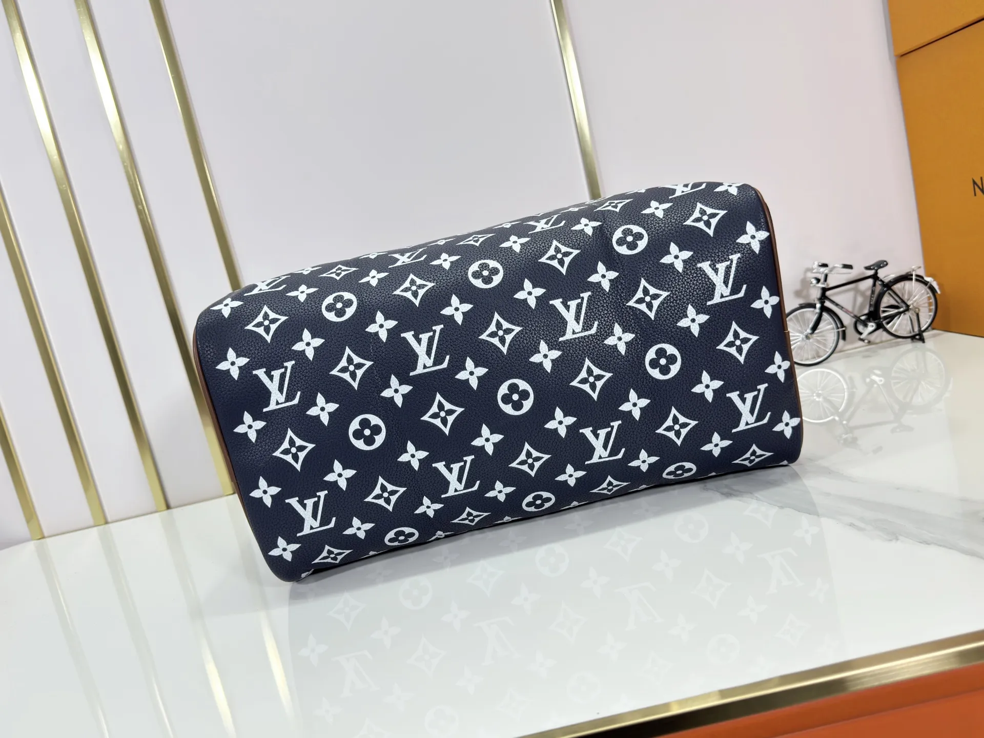 P320 Upgraded original M15244 M24441 M24424 This Speedy Bandoulière 40 Monogram Leather handbag is made of soft cow leather and uses Monogram patterns to reproduce the elegant look and feel of canvas printing. Dazzling metal hardware, sheepskin lining and nameplate all reflect Creative Director Pharrell Williams' relentless attention to detail. 40x27x20cm (length x height x width)