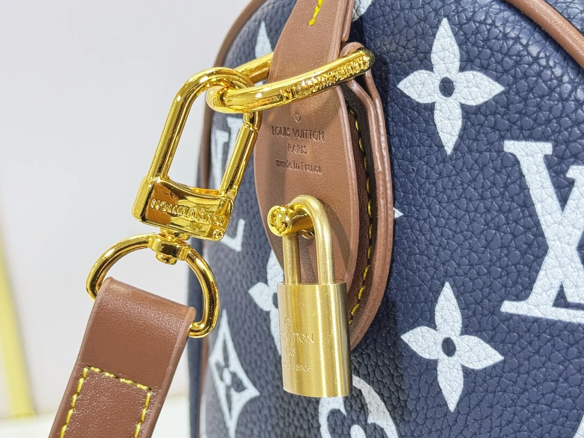 P320 Upgraded original M15244 M24441 M24424 This Speedy Bandoulière 40 Monogram Leather handbag is made of soft cow leather and uses Monogram patterns to reproduce the elegant look and feel of canvas printing. Dazzling metal hardware, sheepskin lining and nameplate all reflect Creative Director Pharrell Williams' relentless attention to detail. 40x27x20cm (length x height x width)