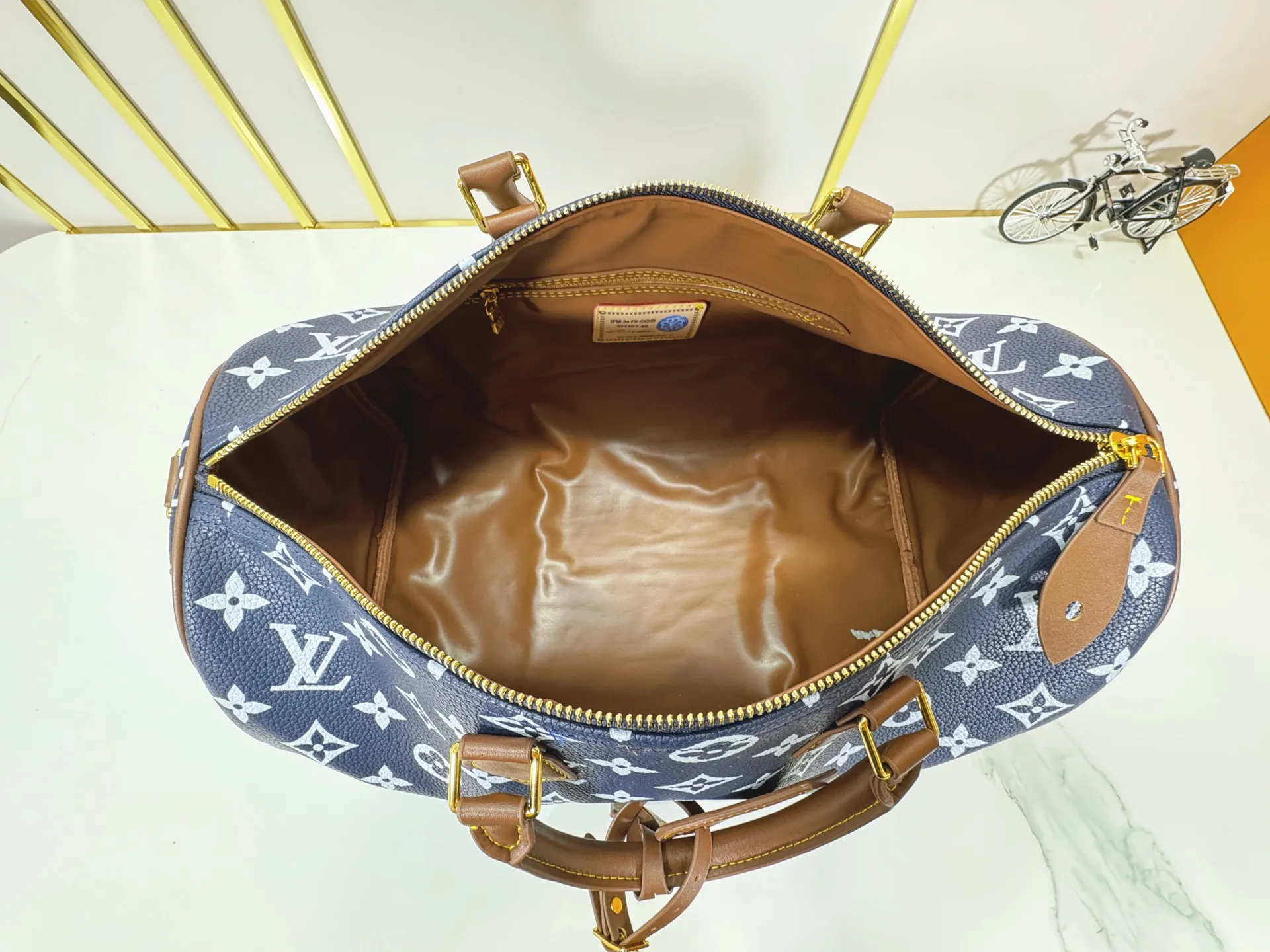 P320 Upgraded original M15244 M24441 M24424 This Speedy Bandoulière 40 Monogram Leather handbag is made of soft cow leather and uses Monogram patterns to reproduce the elegant look and feel of canvas printing. Dazzling metal hardware, sheepskin lining and nameplate all reflect Creative Director Pharrell Williams' relentless attention to detail. 40x27x20cm (length x height x width)