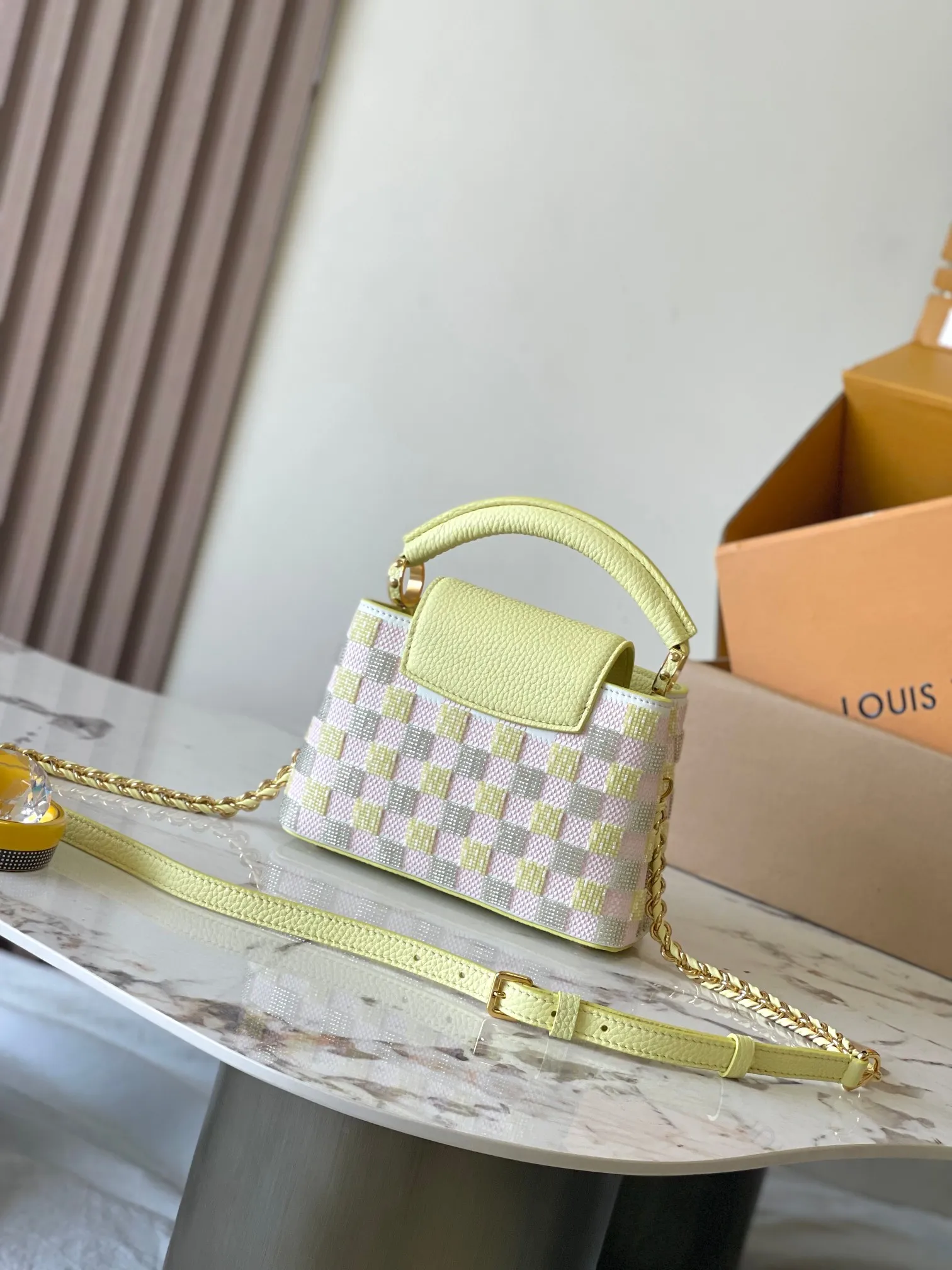 💰4400 [Special grade MB chip version original leather] CAPUCINES EAST WEST mini handbag This Capucines BB handbag Model: M24809 dynamic chip version Material: A-grade all-steel hardware, imported original fabric Packaging: full set of original duty-free MB packaging Size: 21*14*8CM