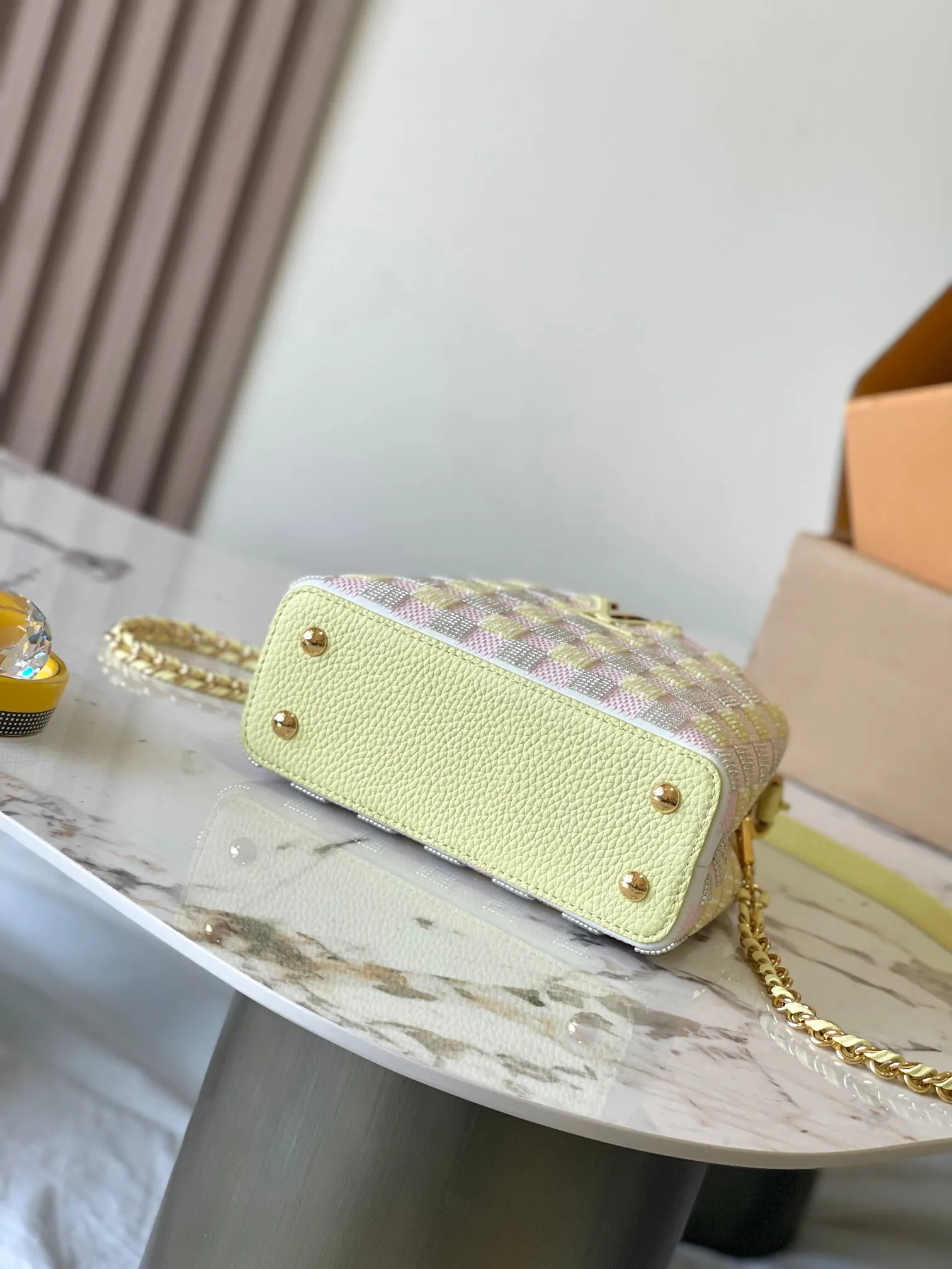 💰4400 [Special grade MB chip version original leather] CAPUCINES EAST WEST mini handbag This Capucines BB handbag Model: M24809 dynamic chip version Material: A-grade all-steel hardware, imported original fabric Packaging: full set of original duty-free MB packaging Size: 21*14*8CM
