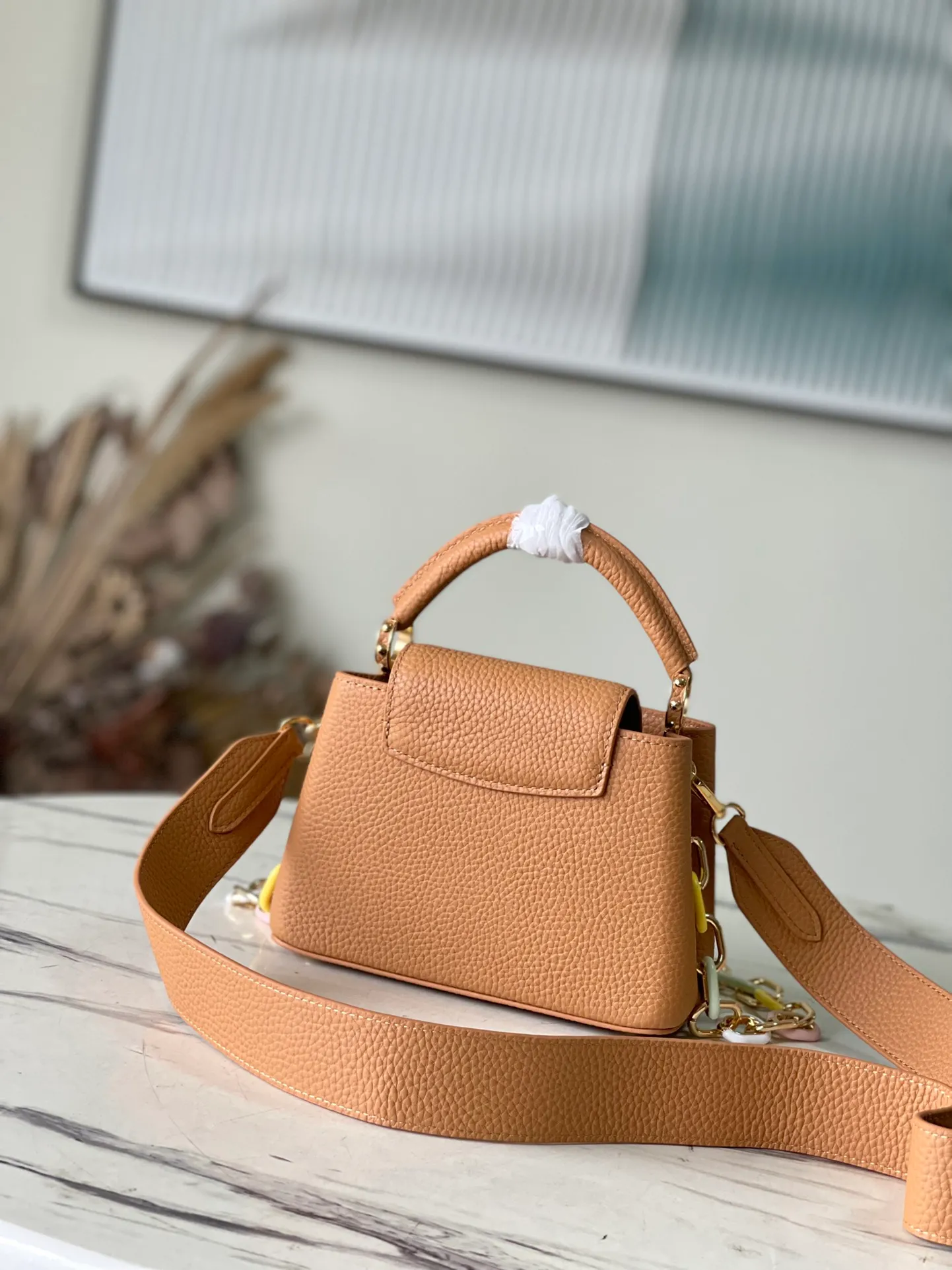 💰2460 (Special Original Leather) M21652 Brown Mini This Capucines mini handbag has metal and resin links interlocking with each other, adding a fun detachable chain to the classic design. Taurillon leather has a shiny look, and the logo can be highlighted by placing the flap on the inside. Dimensions: 21 x 14 x 8 cm
